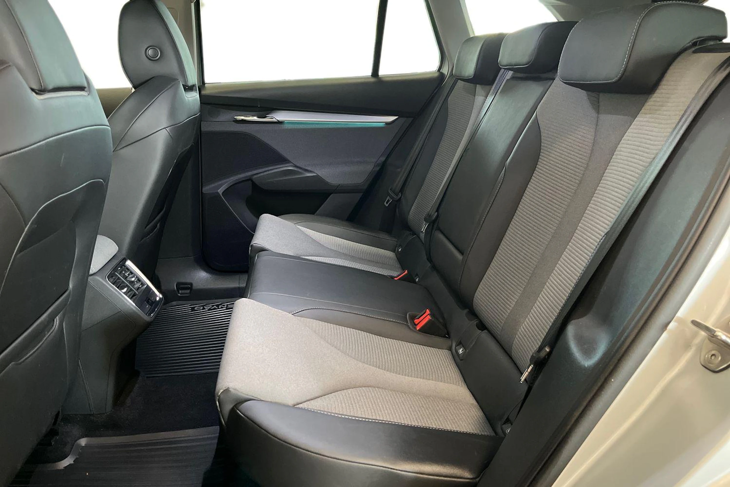 harmaa Skoda Enyaq 2022 kuva 8.