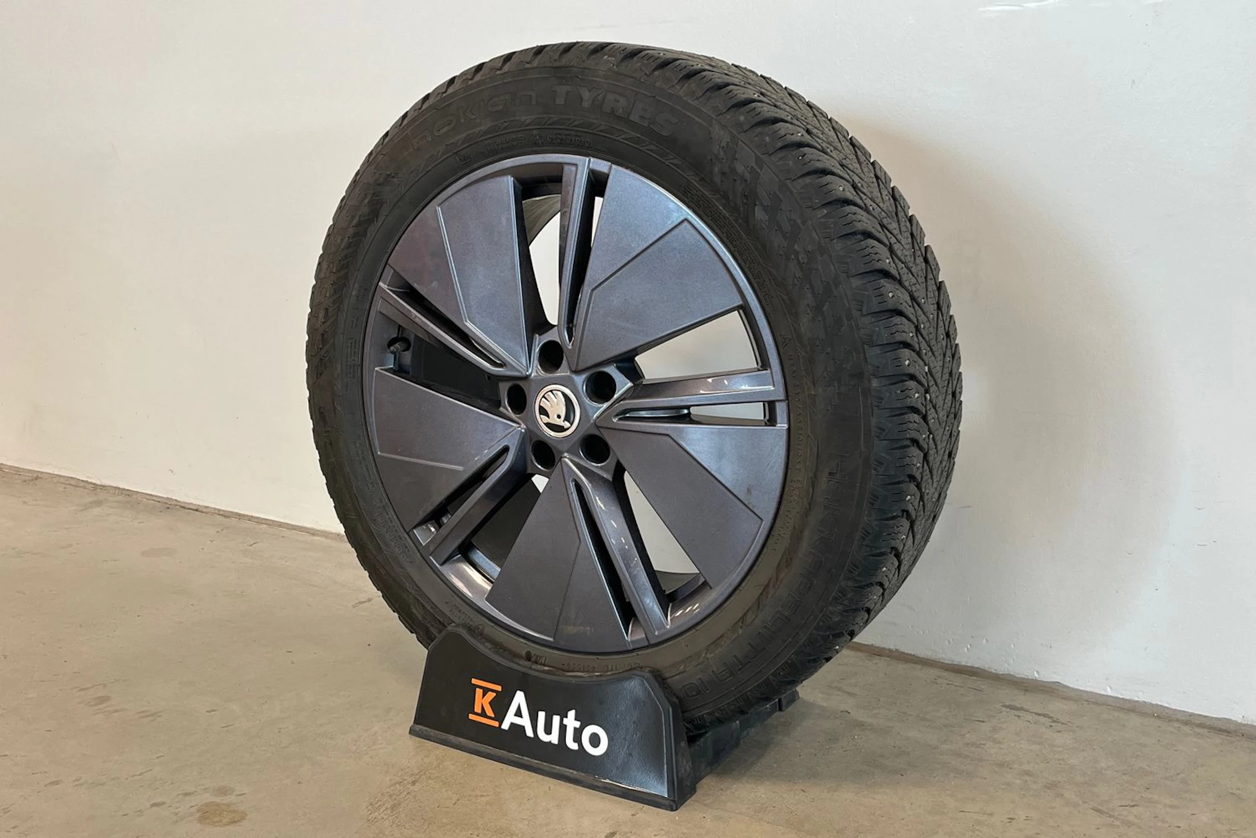 harmaa Skoda Enyaq 2022 kuva 10.
