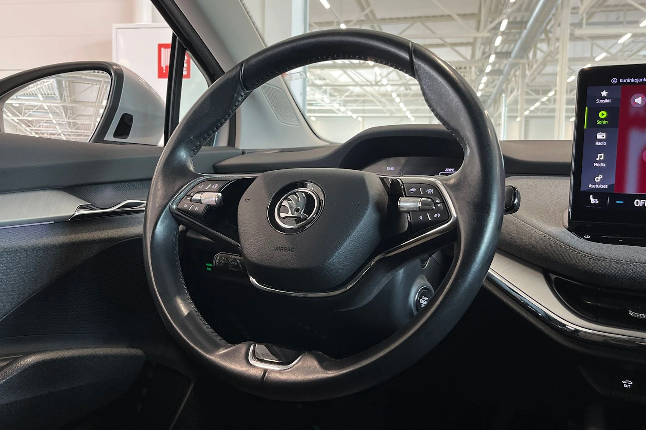 harmaa Skoda Enyaq 2022 kuva 12.