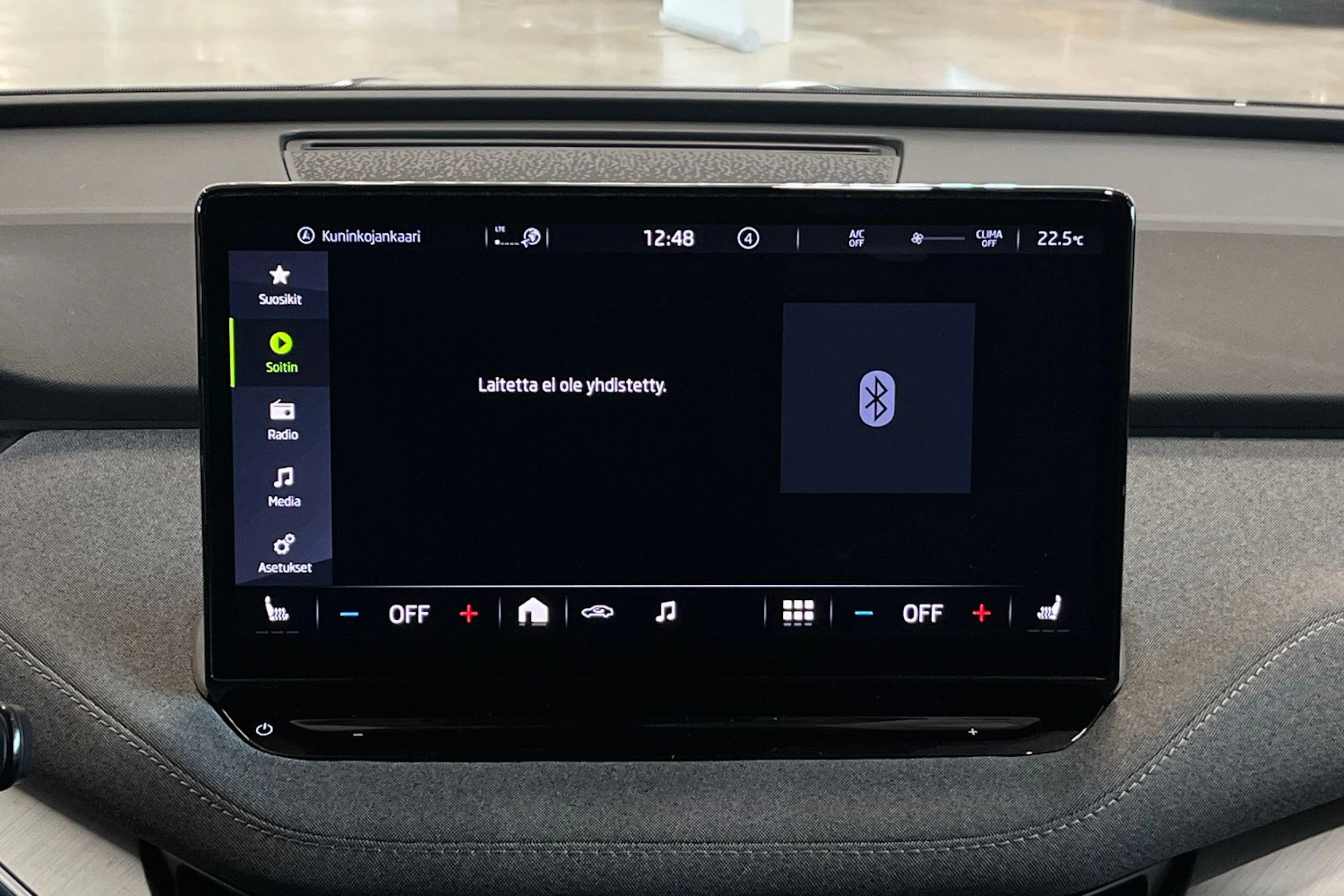 harmaa Skoda Enyaq 2022 kuva 18.