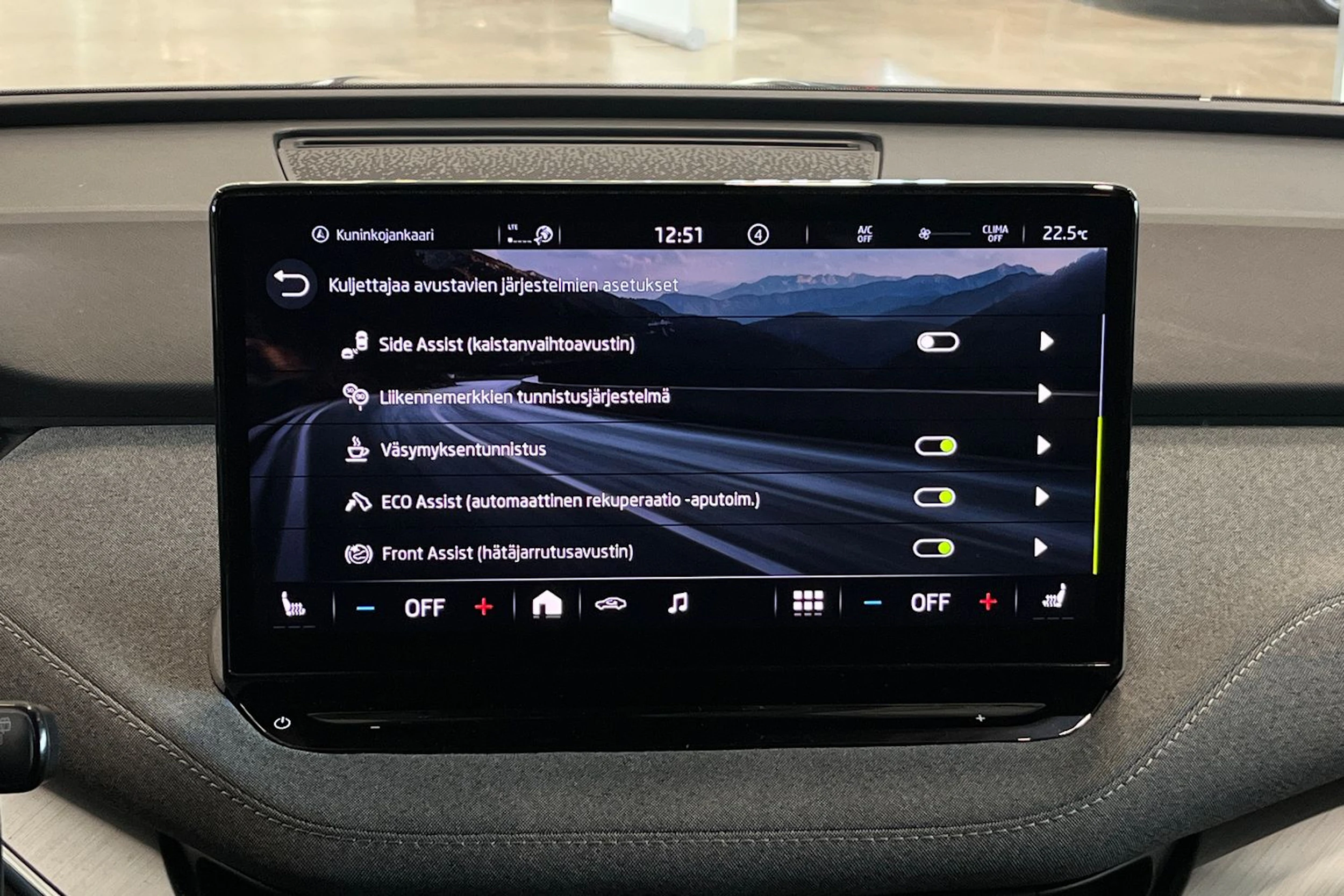 harmaa Skoda Enyaq 2022 kuva 21.