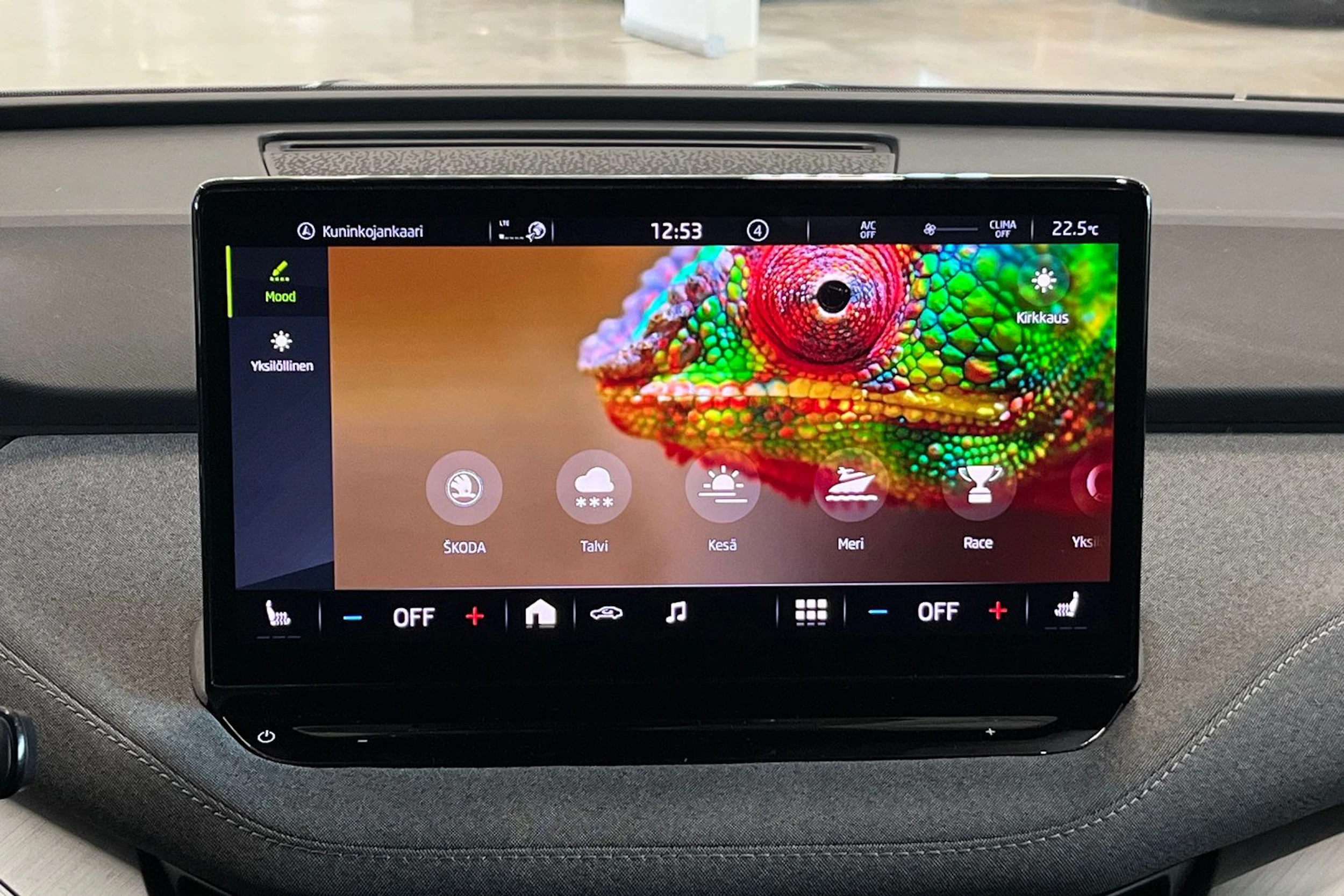 harmaa Skoda Enyaq 2022 kuva 23.