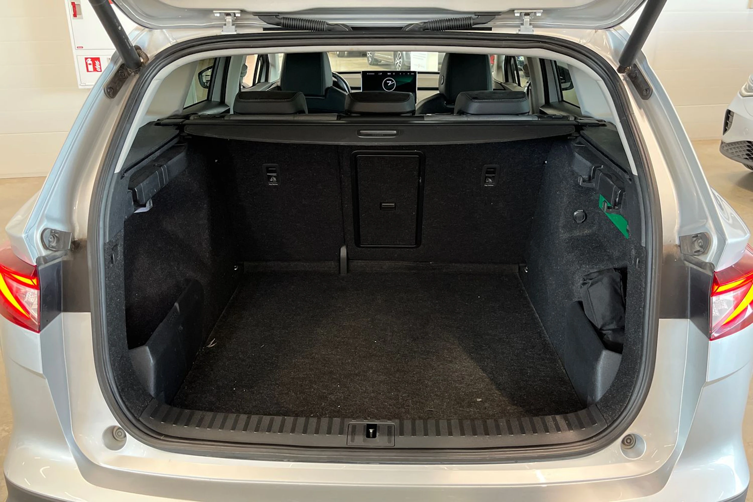 harmaa Skoda Enyaq 2022 kuva 33.
