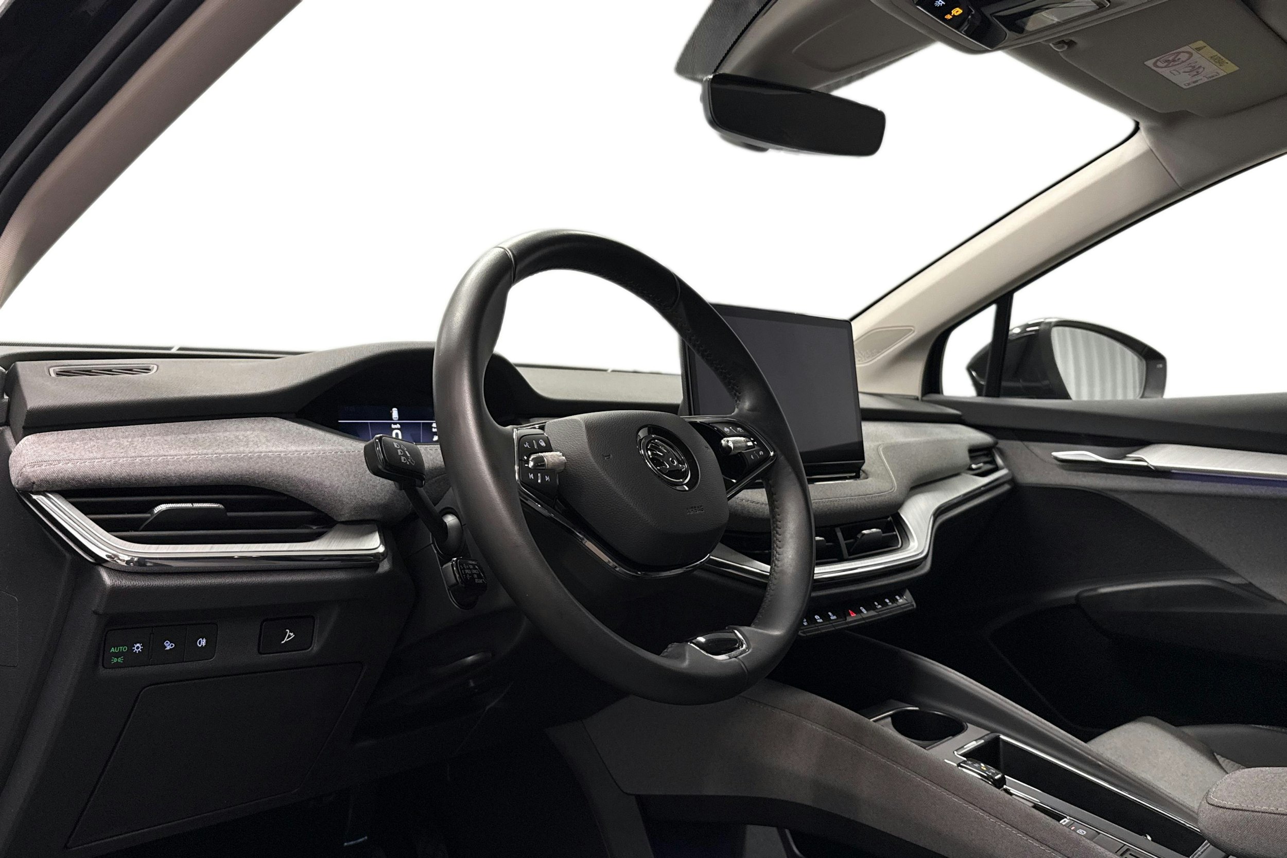 musta Skoda Enyaq 2022 kuva 7.