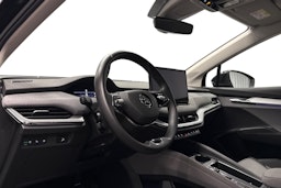 musta Skoda Enyaq 2022 kuva 7.