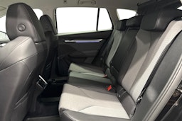 musta Skoda Enyaq 2022 kuva 10.