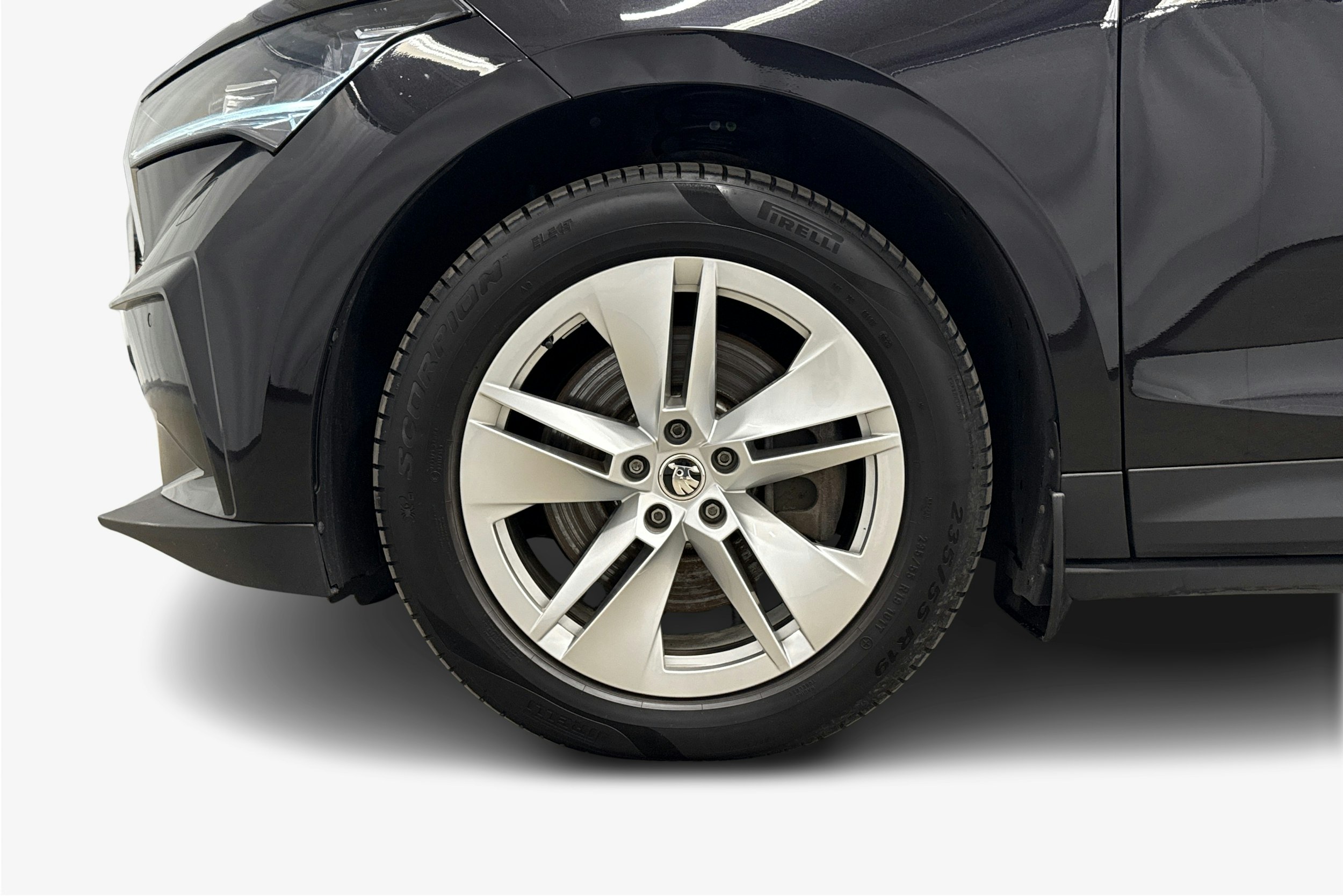 musta Skoda Enyaq 2022 kuva 11.