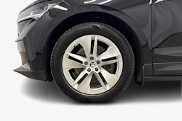 musta Skoda Enyaq 2022 kuva 11.