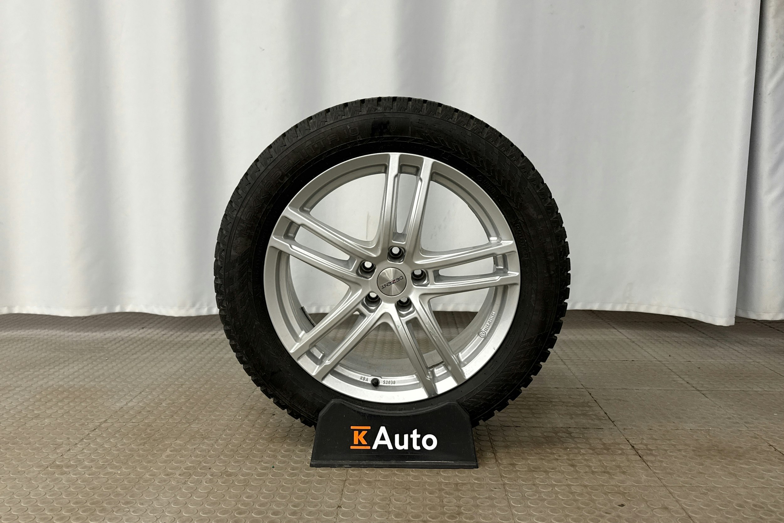 musta Skoda Enyaq 2022 kuva 13.