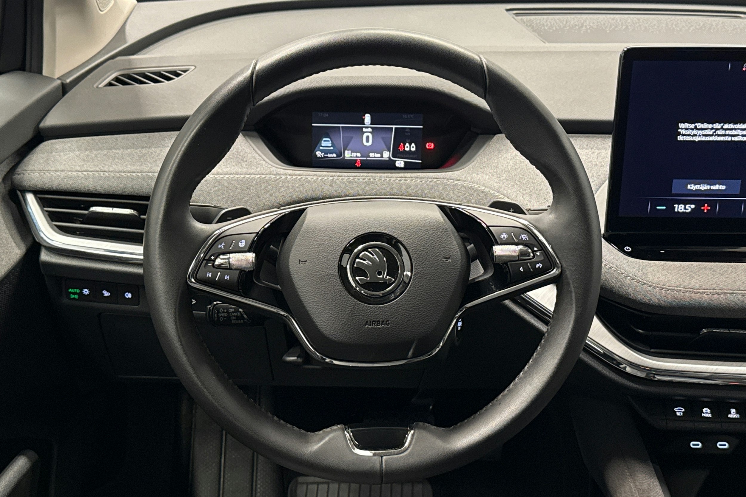 musta Skoda Enyaq 2022 kuva 14.