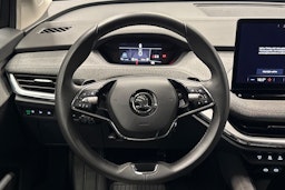 musta Skoda Enyaq 2022 kuva 14.