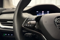 musta Skoda Enyaq 2022 kuva 15.