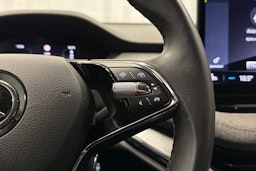 musta Skoda Enyaq 2022 kuva 16.