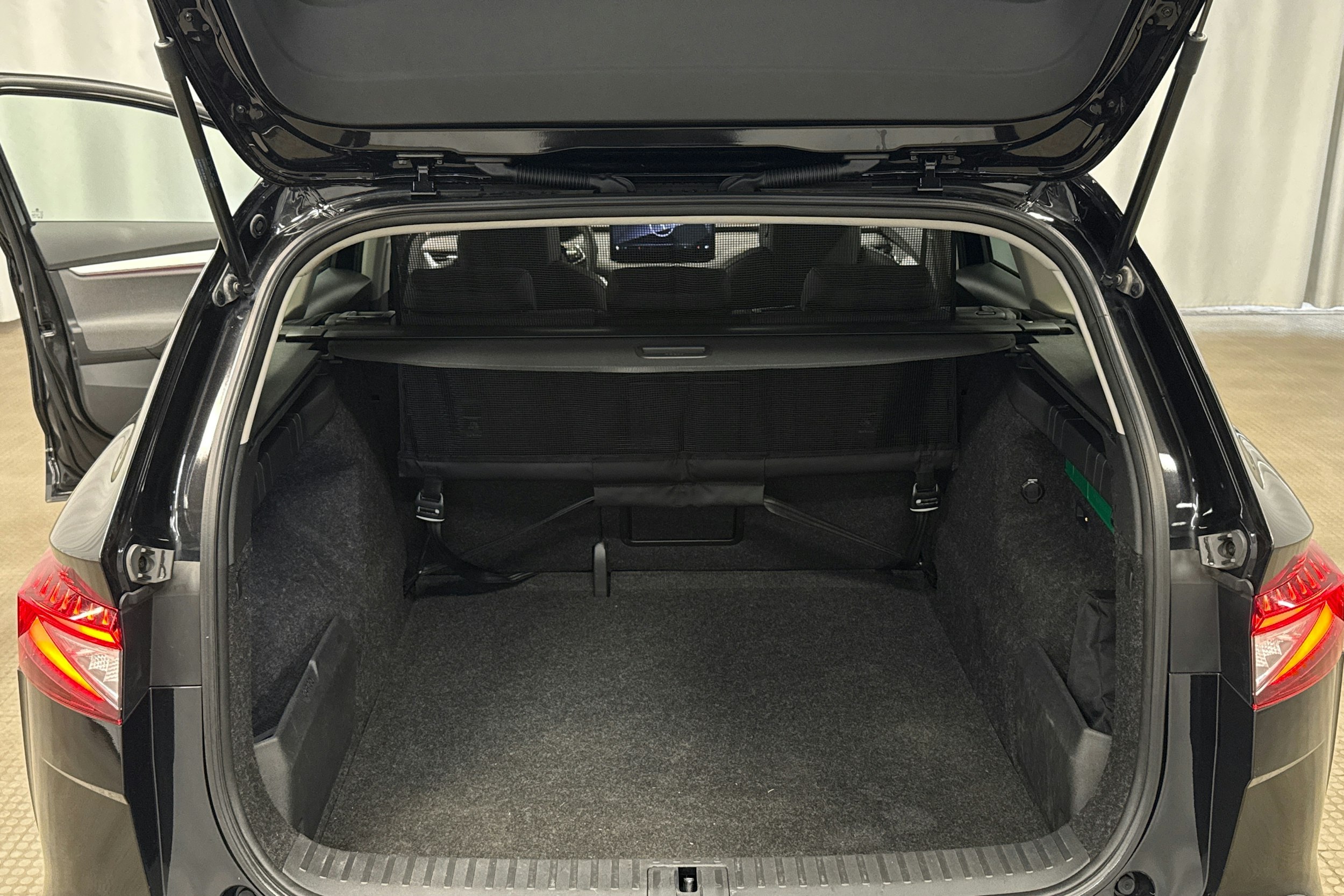 musta Skoda Enyaq 2022 kuva 25.