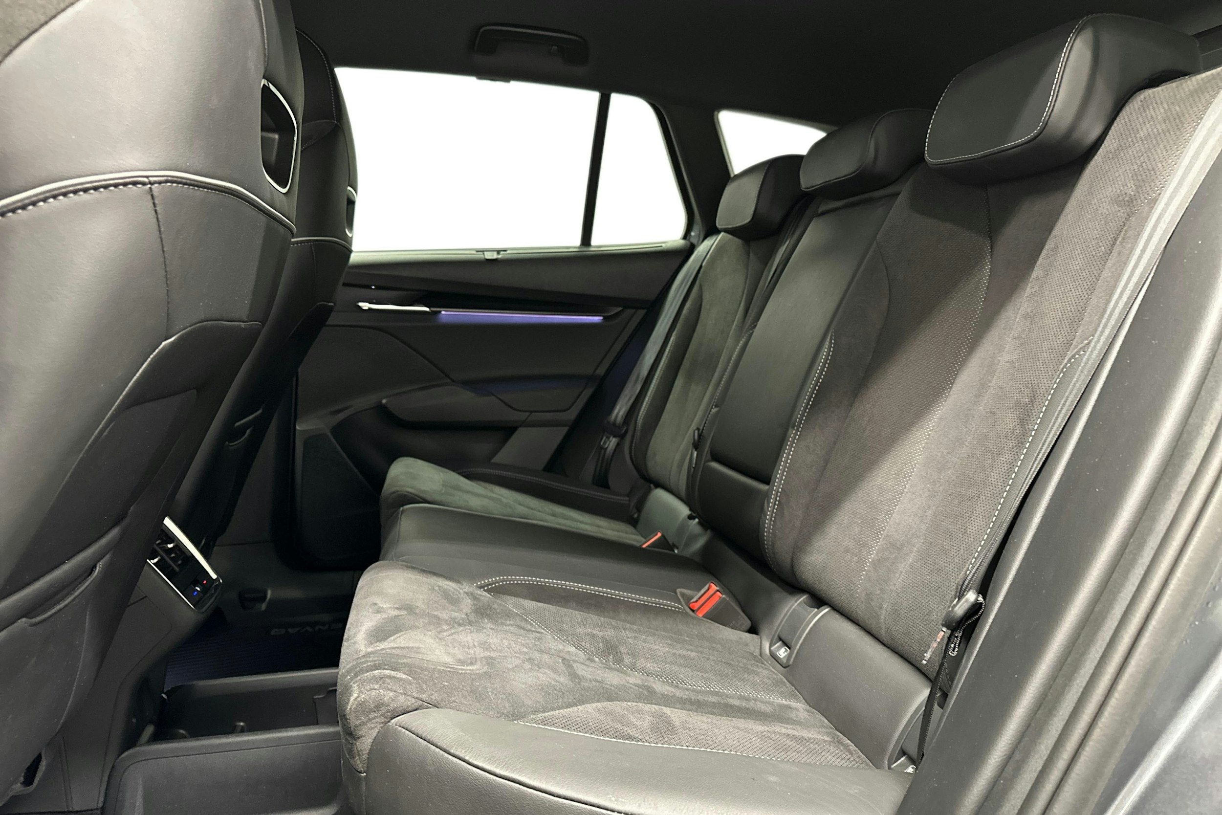 harmaa Skoda Enyaq 2022 kuva 10.
