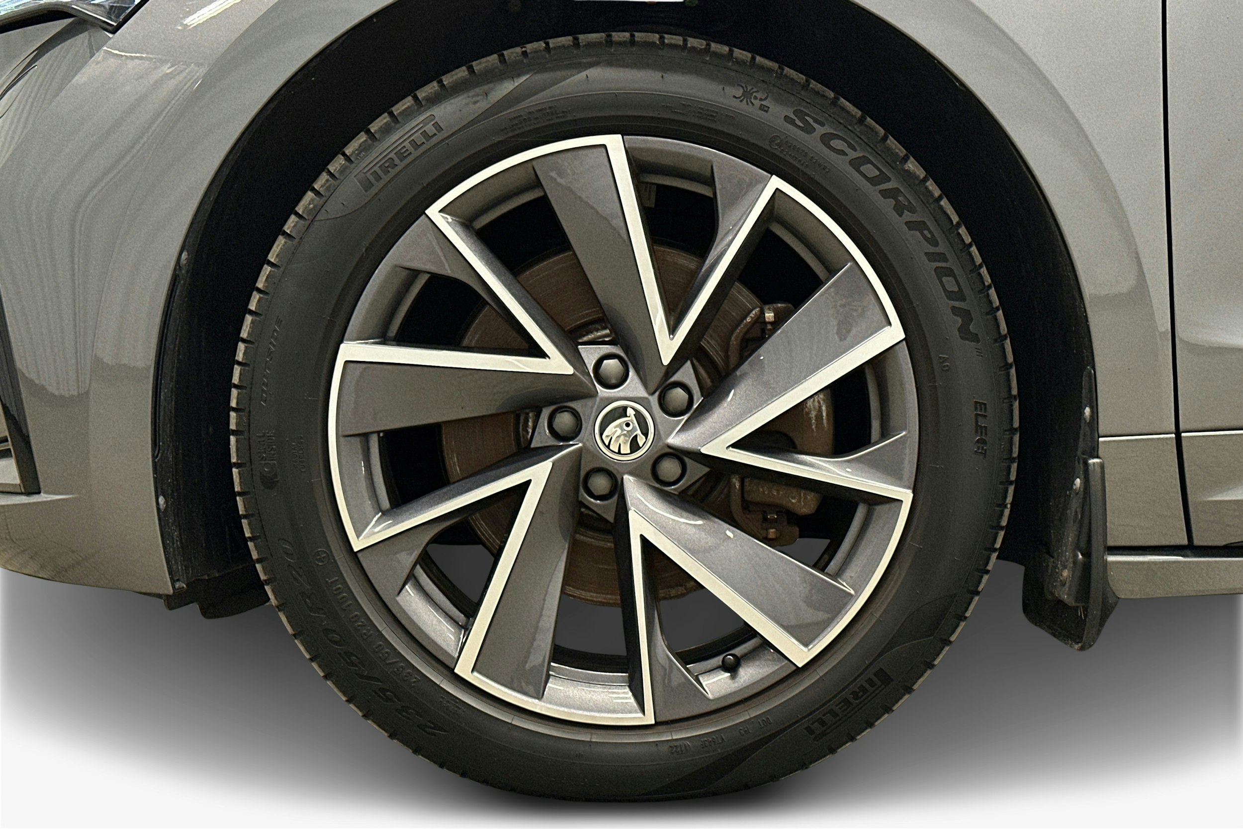harmaa Skoda Enyaq 2022 kuva 11.