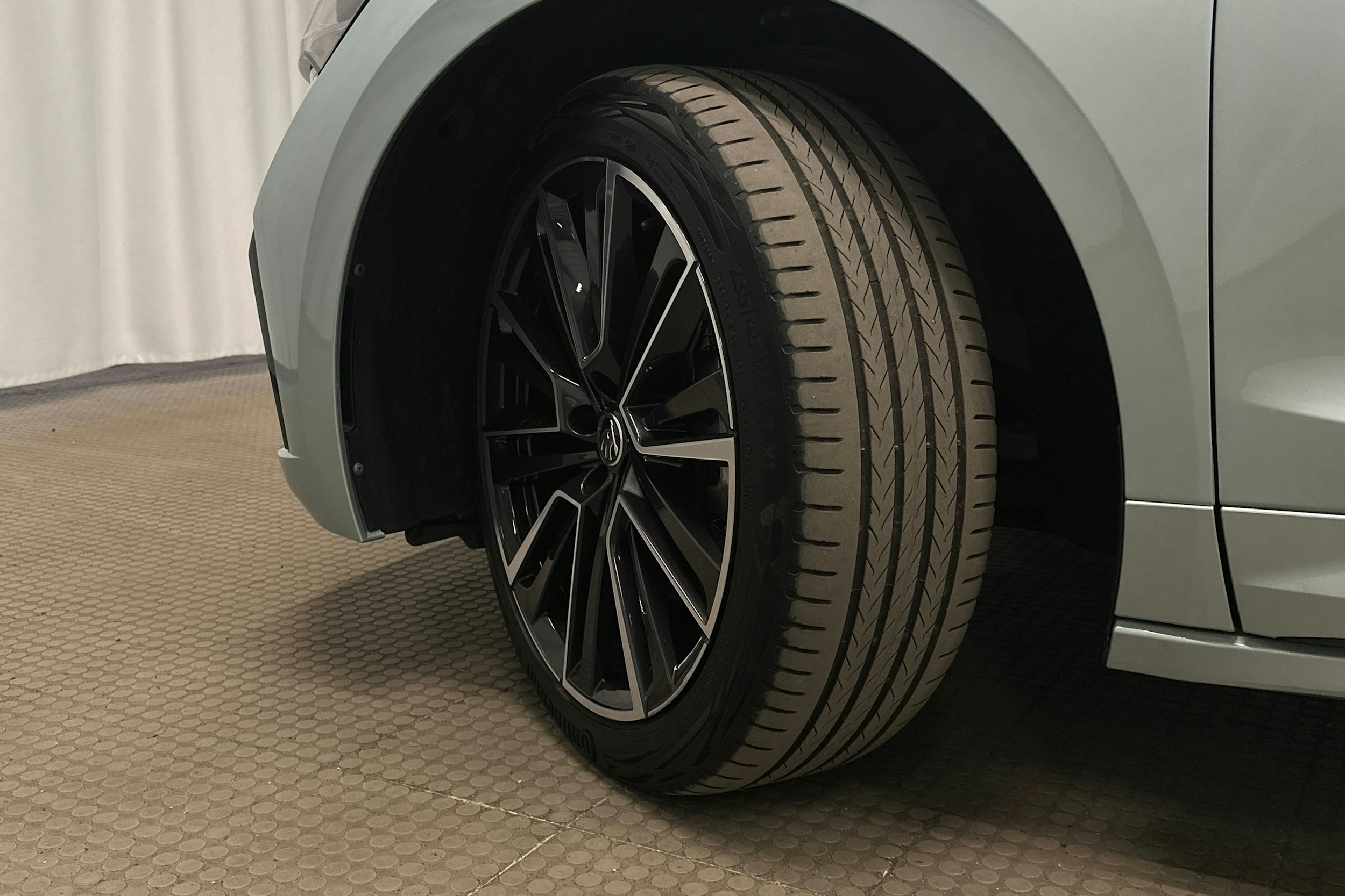 harmaa Skoda Enyaq 2022 kuva 13.