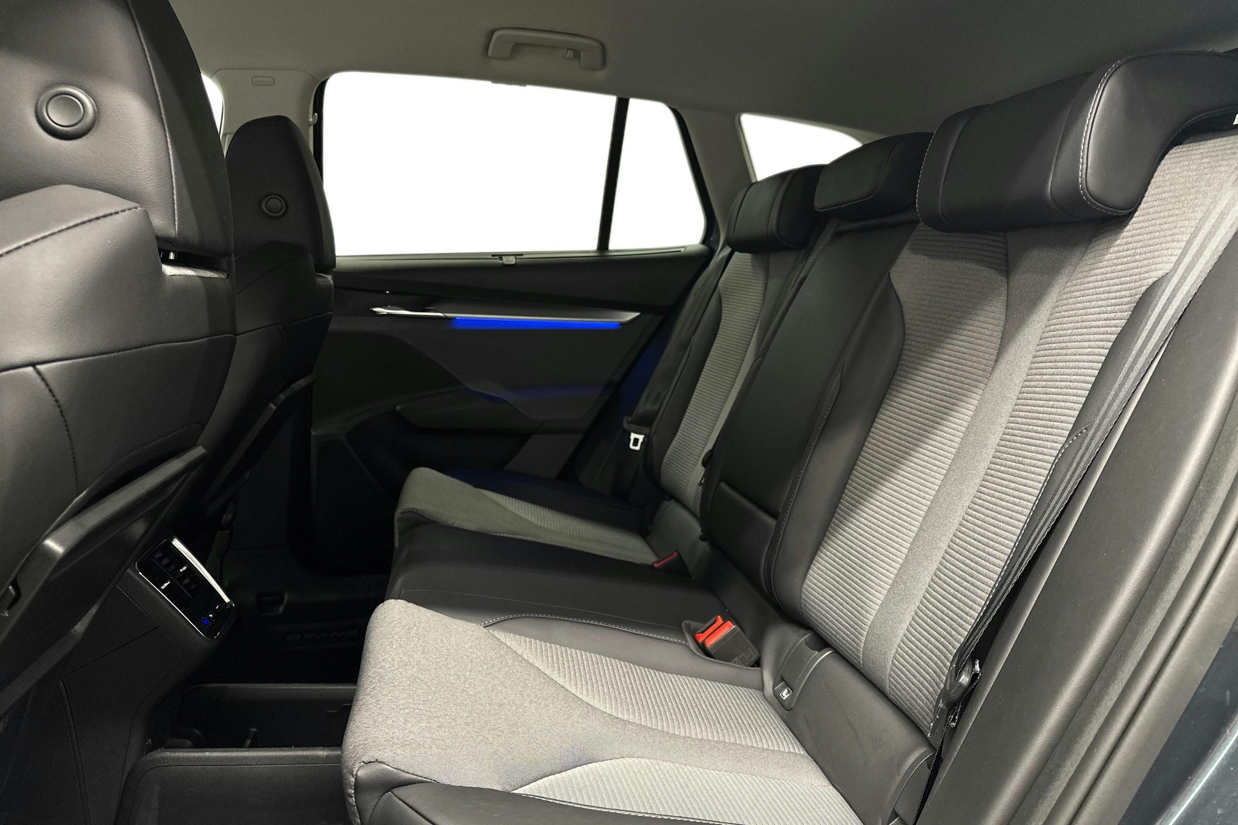 harmaa Skoda Enyaq 2022 kuva 10.
