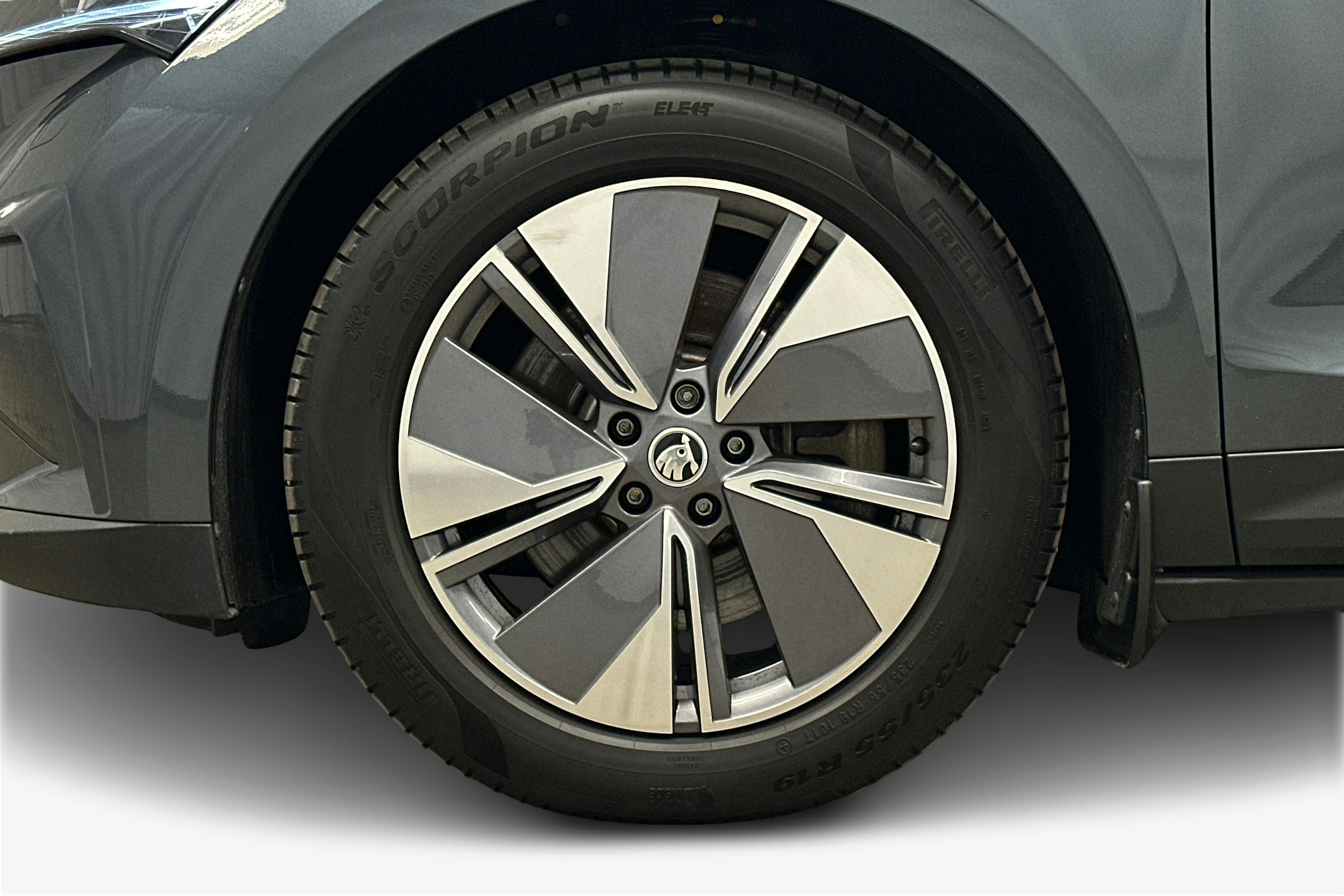 harmaa Skoda Enyaq 2022 kuva 11.