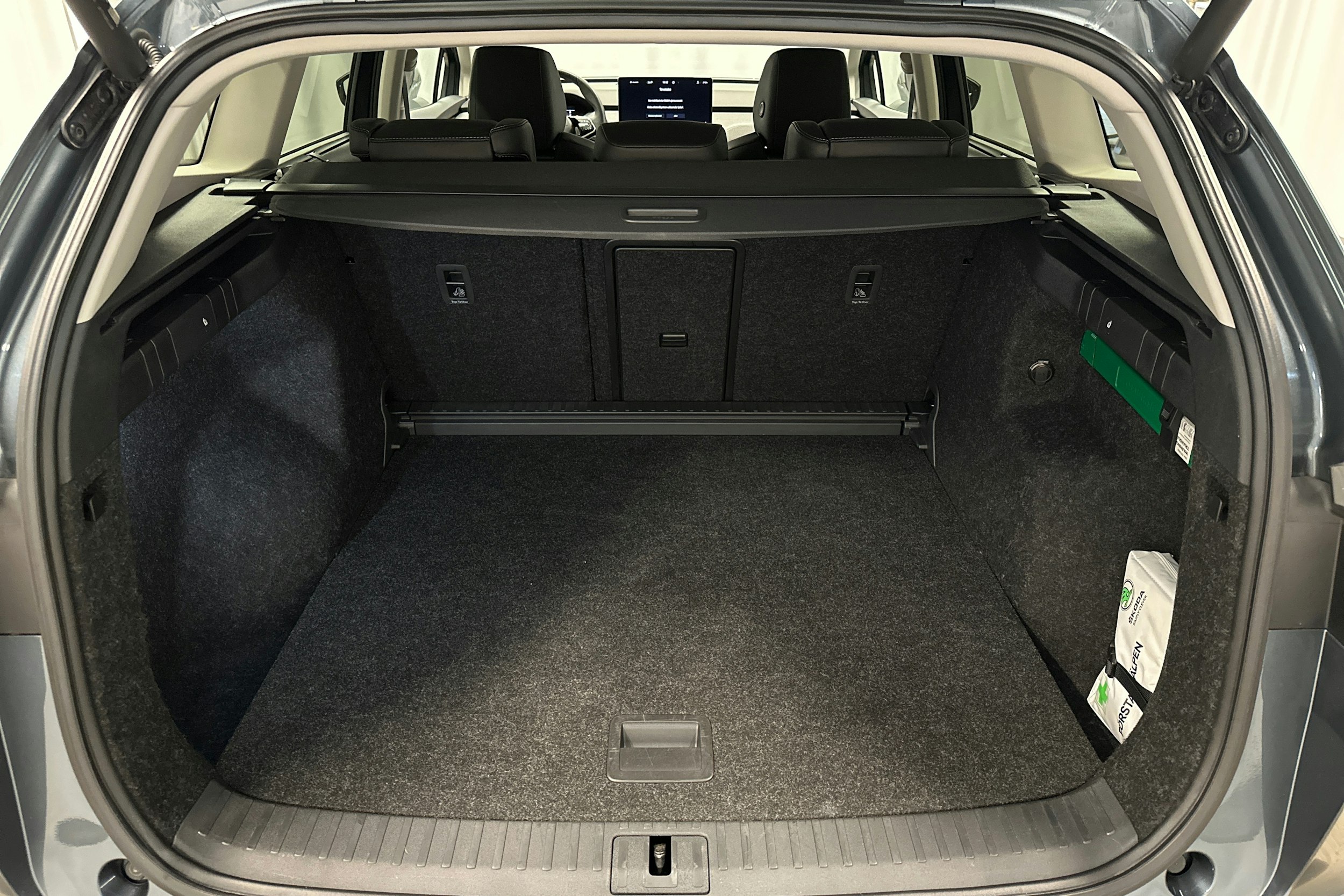 harmaa Skoda Enyaq 2022 kuva 14.