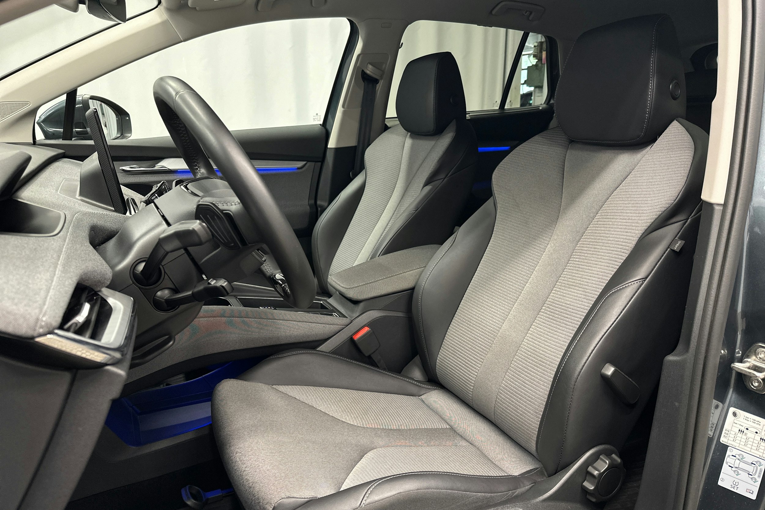 harmaa Skoda Enyaq 2022 kuva 18.