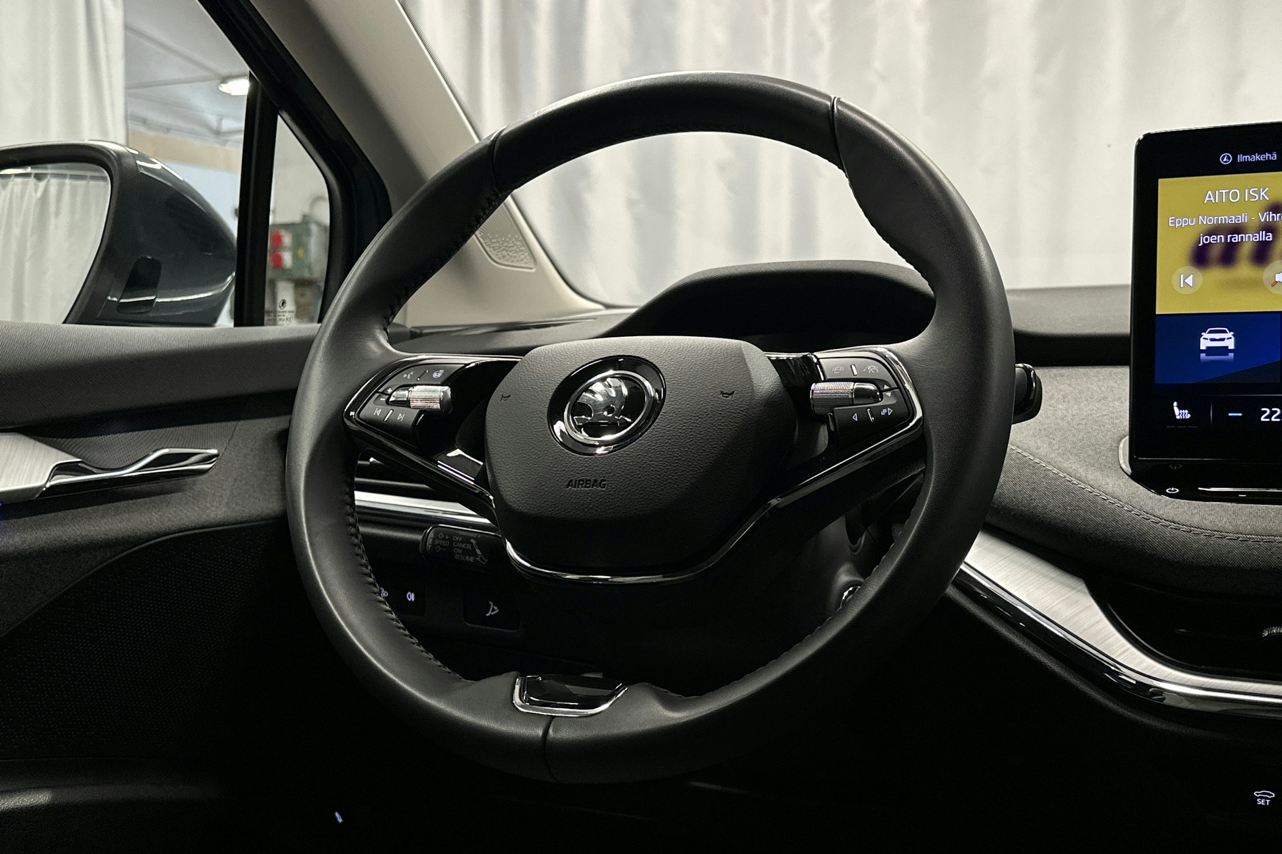 harmaa Skoda Enyaq 2022 kuva 19.