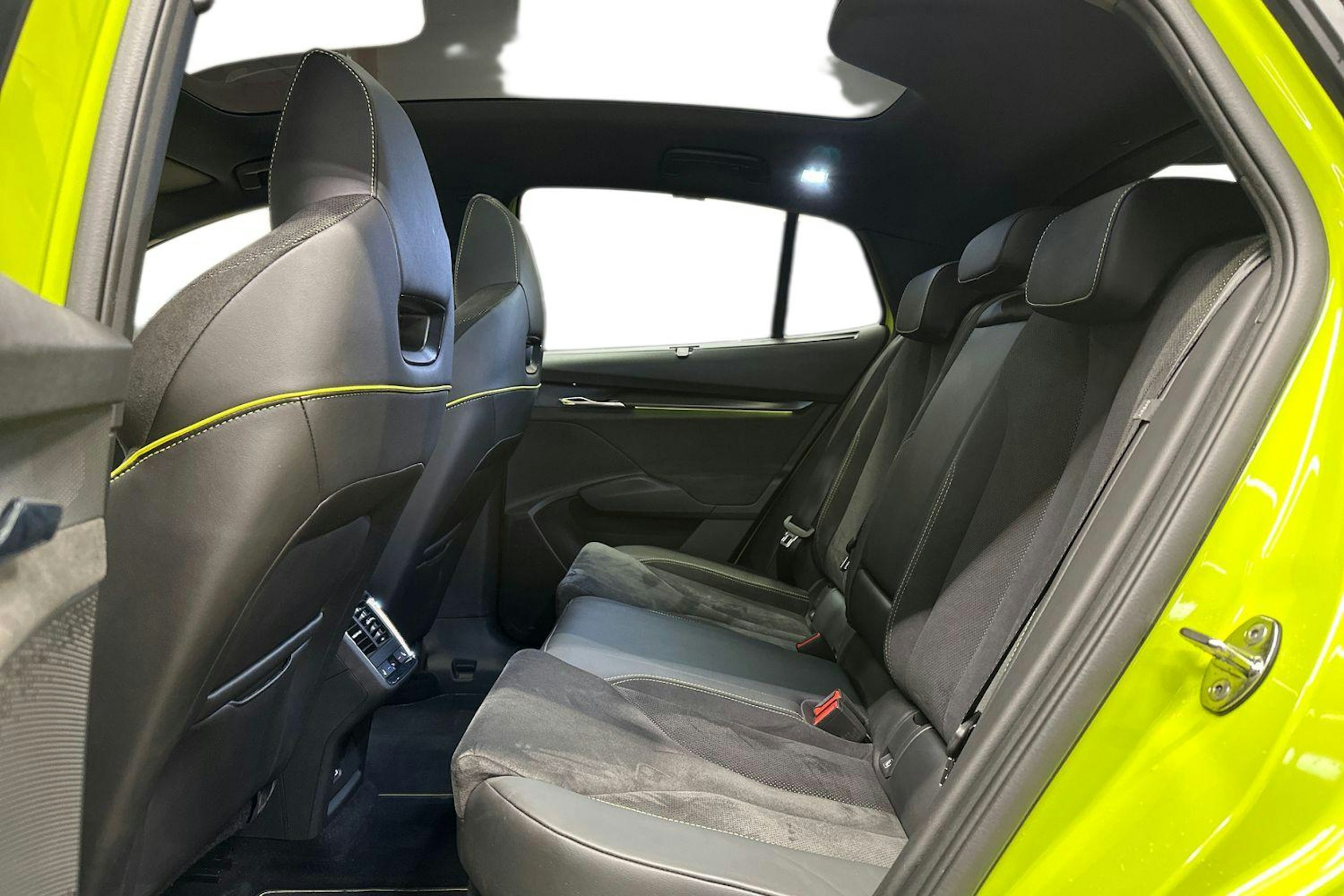 vihreä Skoda Enyaq 2022 kuva 8.