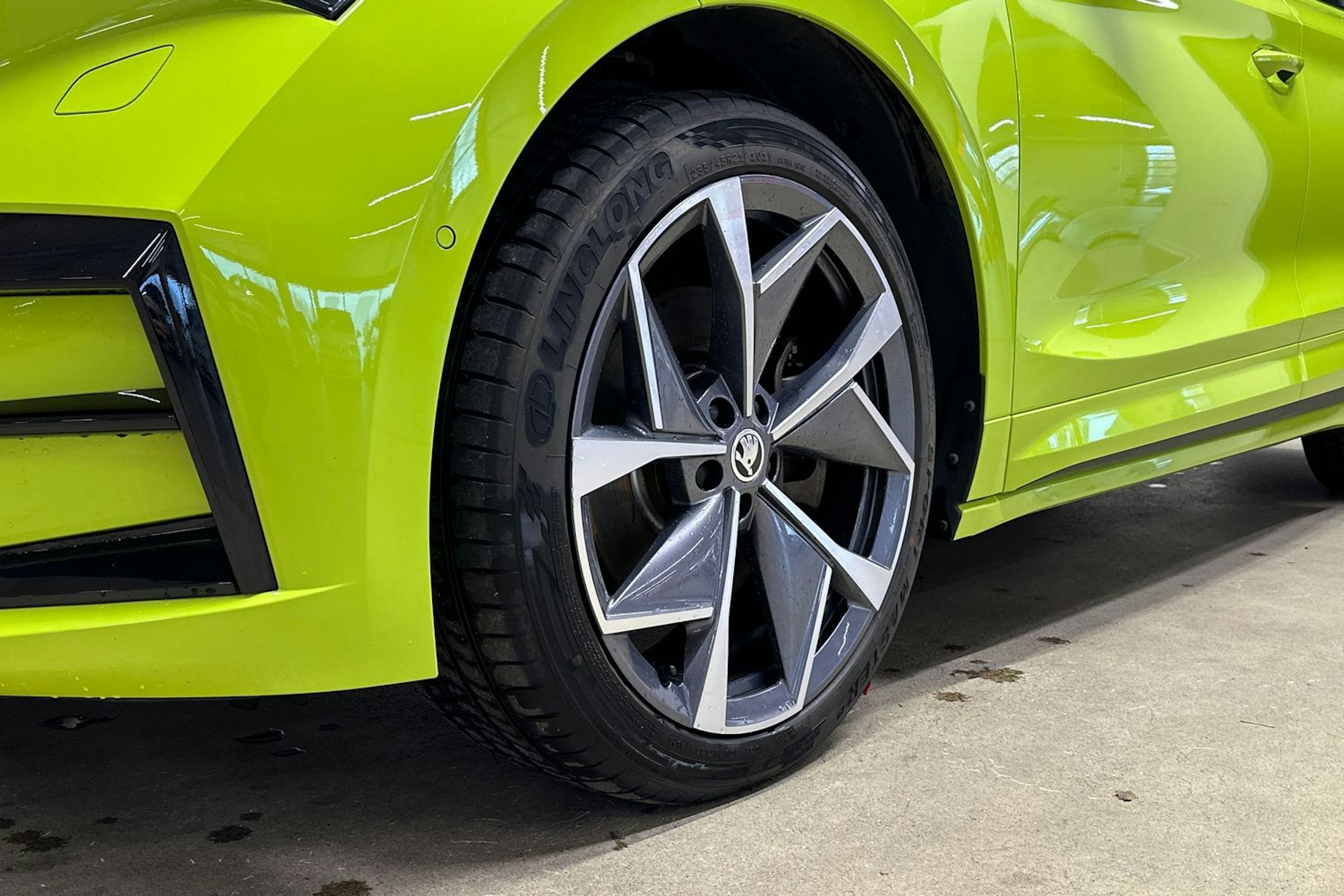 vihreä Skoda Enyaq 2022 kuva 9.