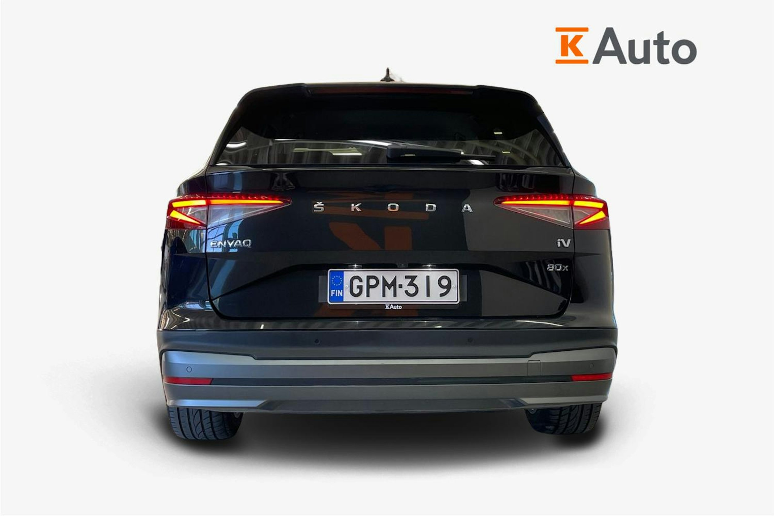 Musta Skoda Enyaq 2022 kuva 3.