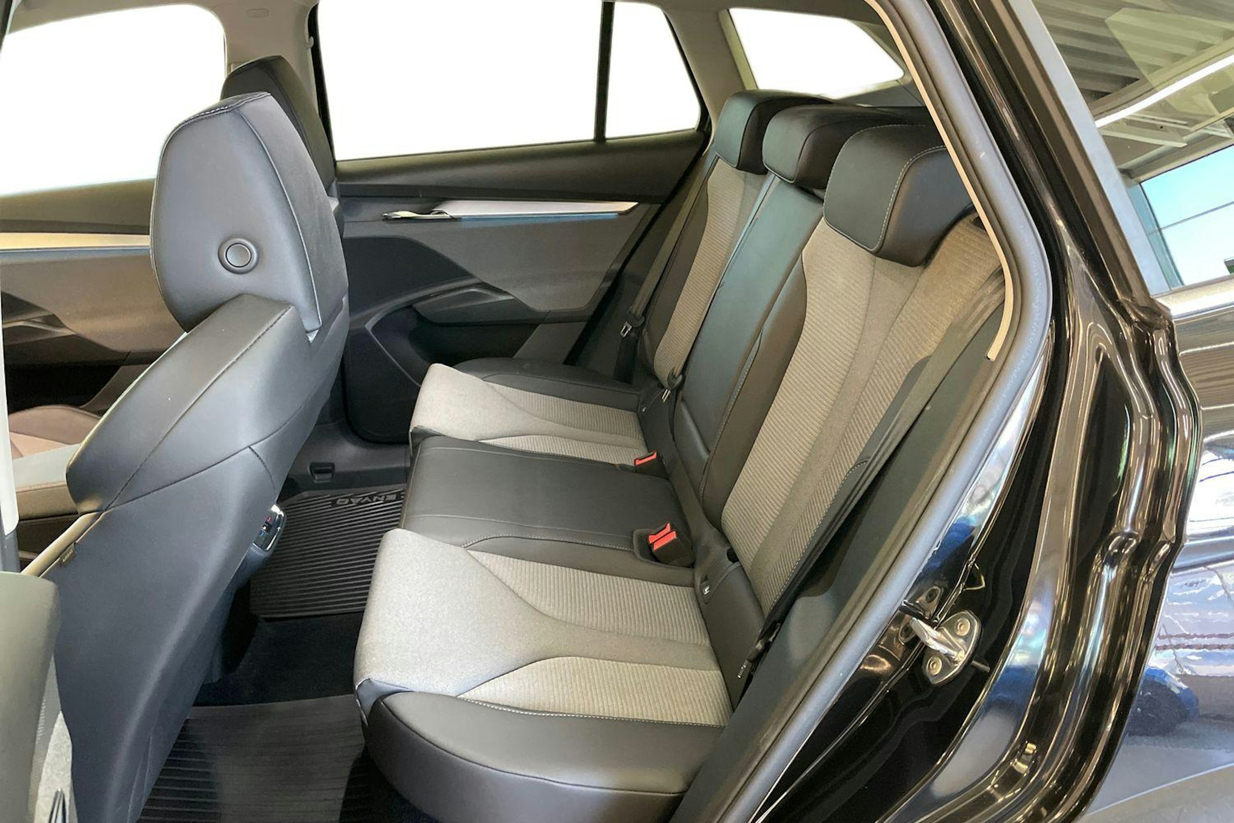 Musta Skoda Enyaq 2022 kuva 8.
