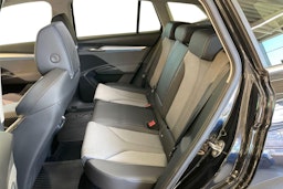 Musta Skoda Enyaq 2022 kuva 8.