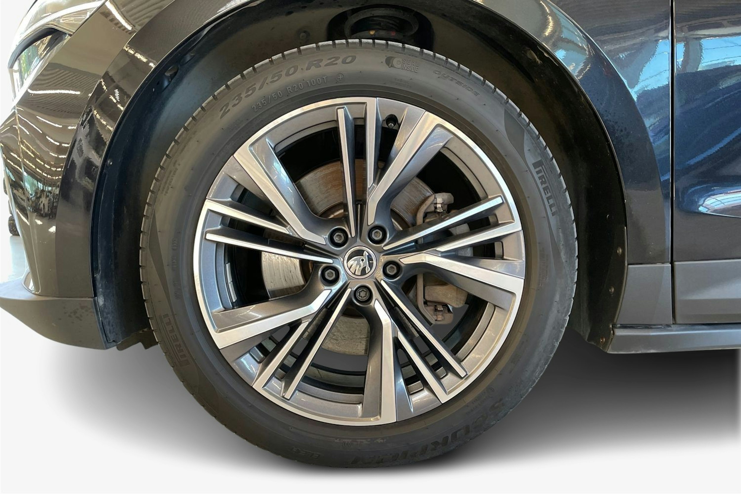 Musta Skoda Enyaq 2022 kuva 9.