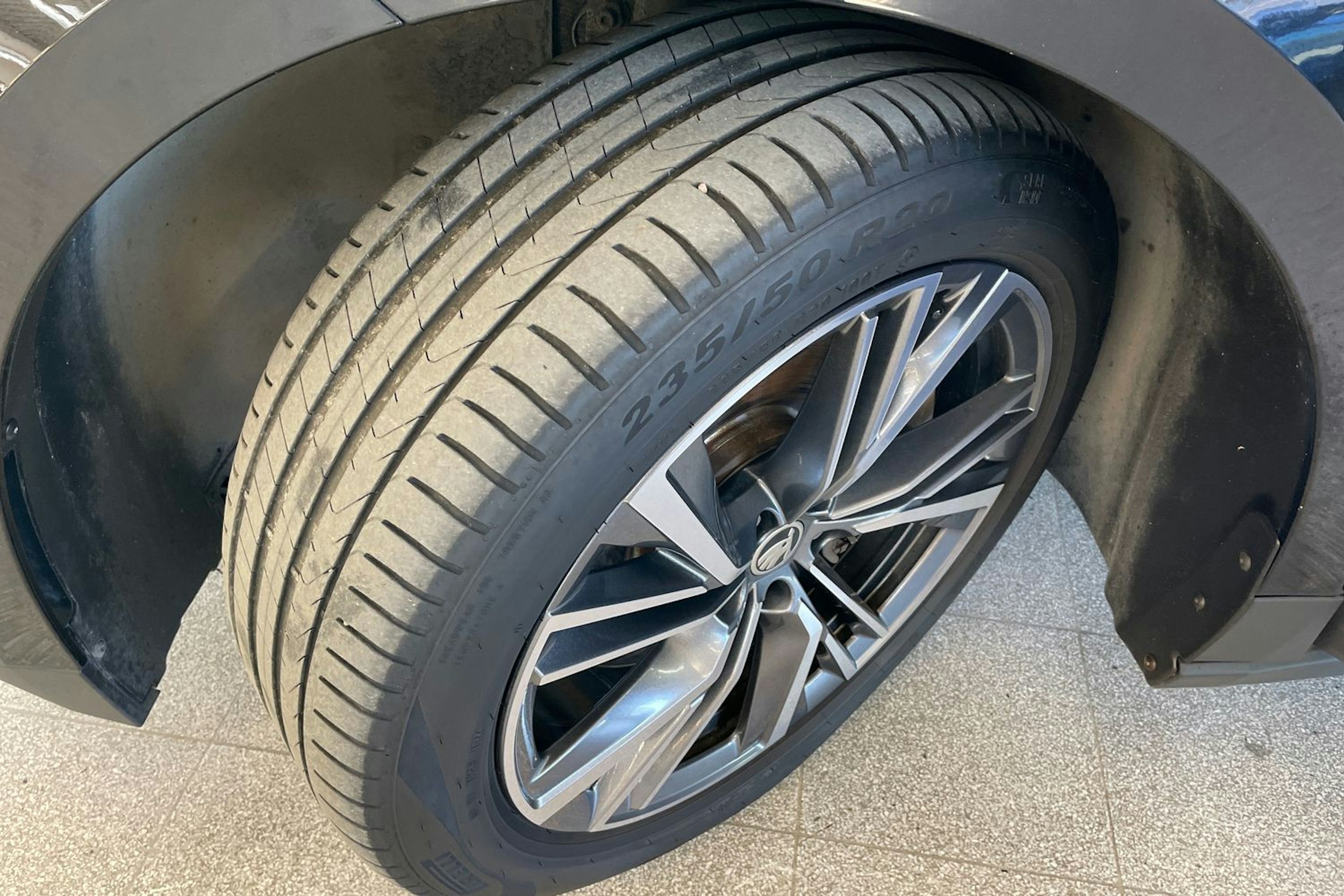 Musta Skoda Enyaq 2022 kuva 10.