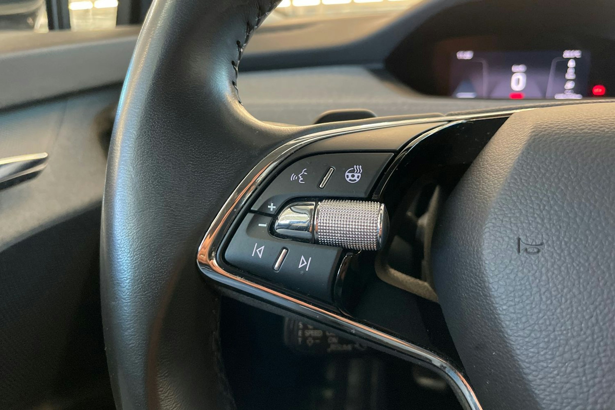 Musta Skoda Enyaq 2022 kuva 18.