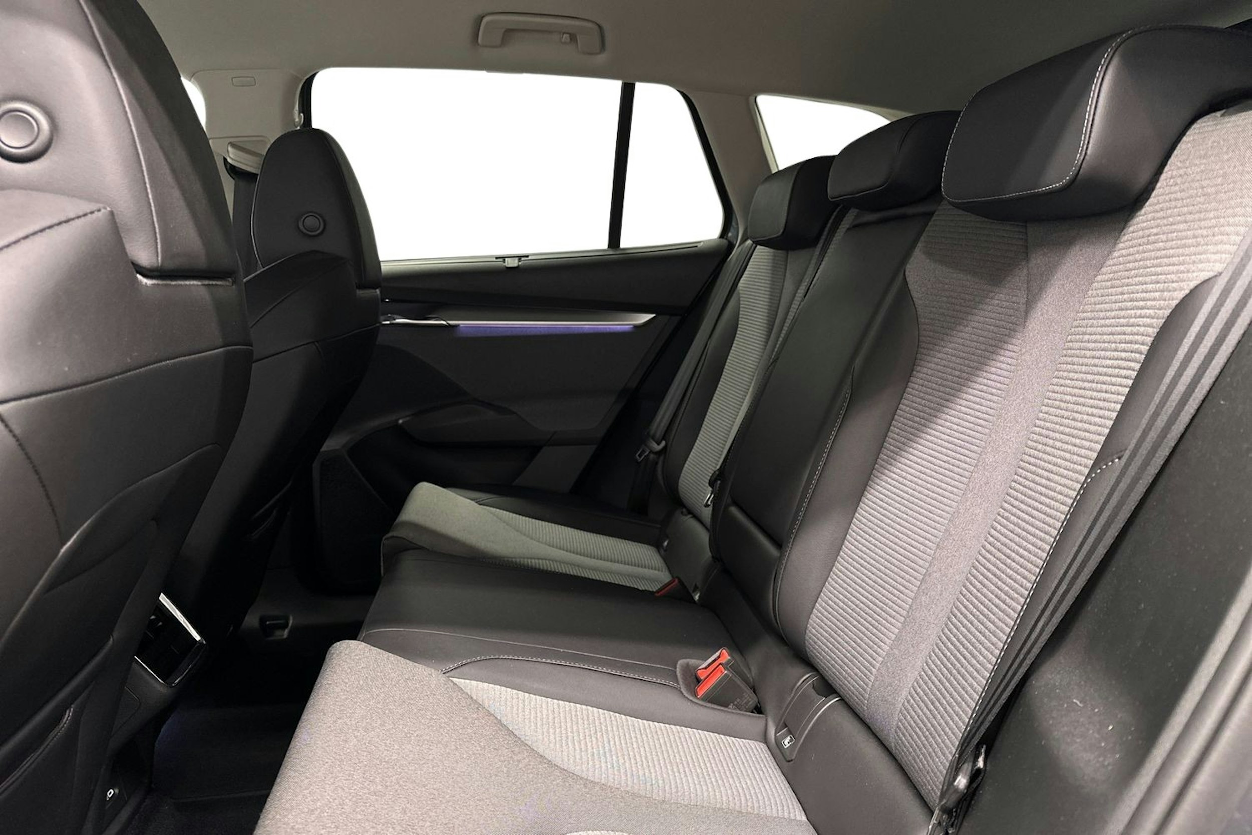 harmaa Skoda Enyaq 2022 kuva 8.