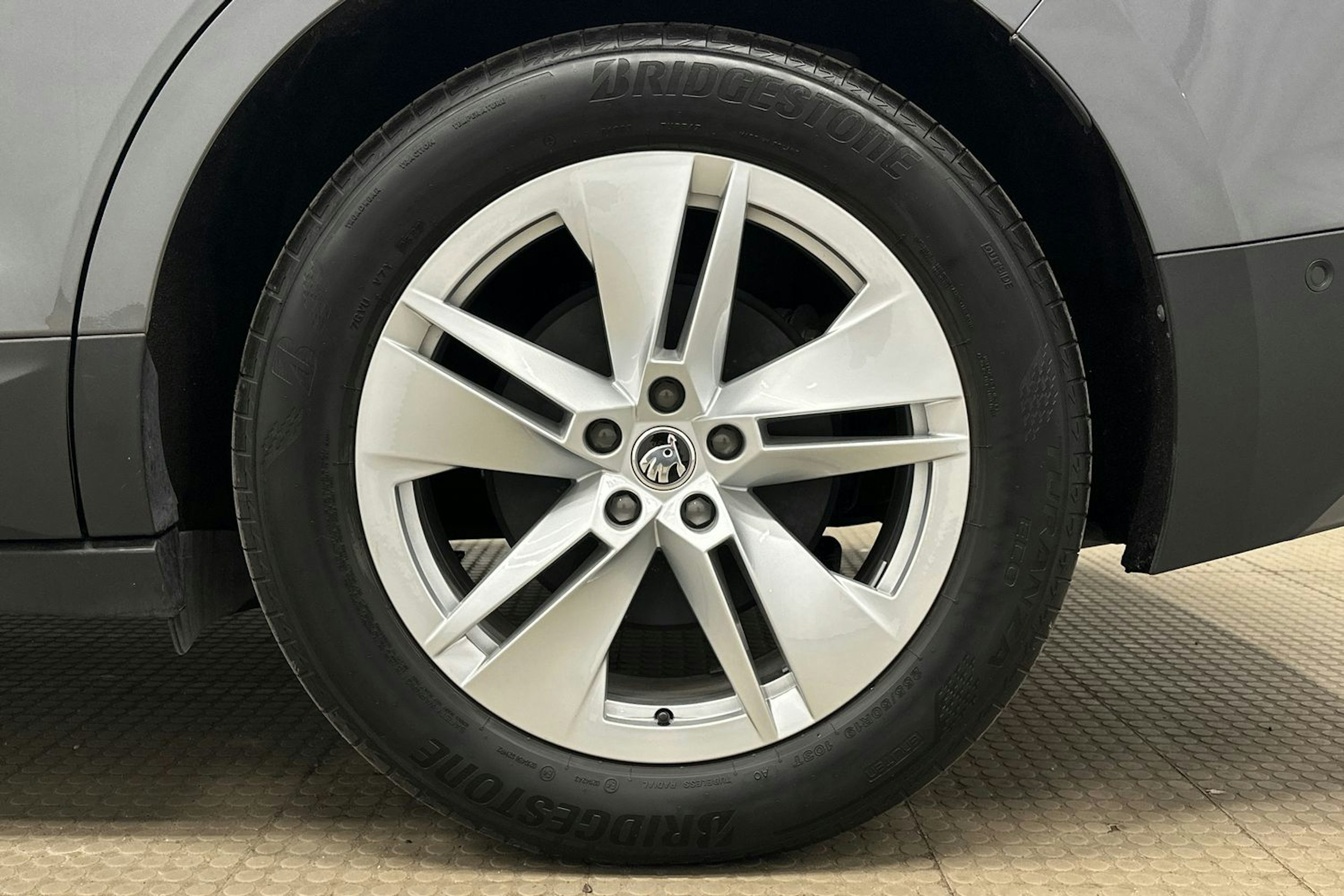 harmaa Skoda Enyaq 2022 kuva 10.