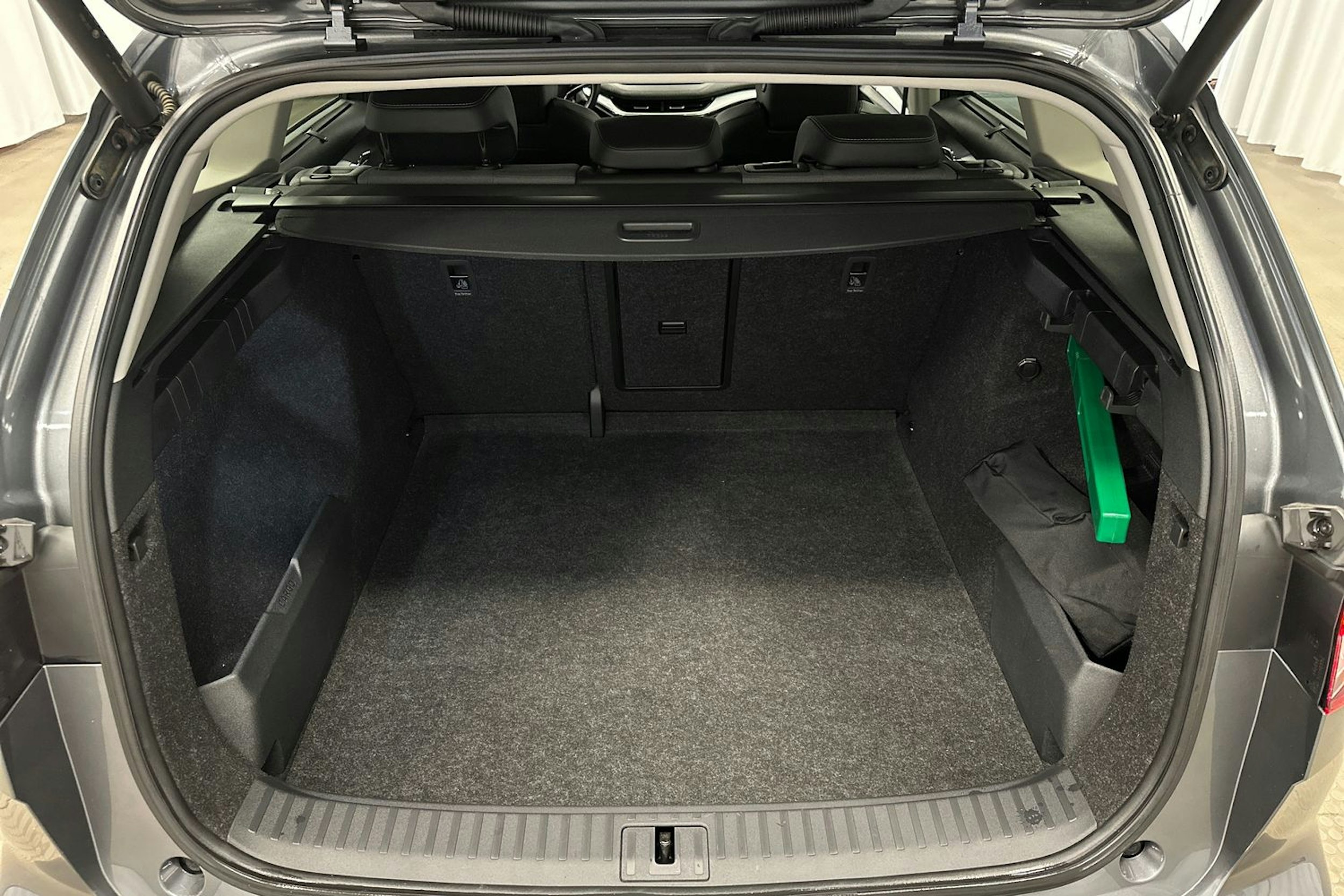 harmaa Skoda Enyaq 2022 kuva 11.