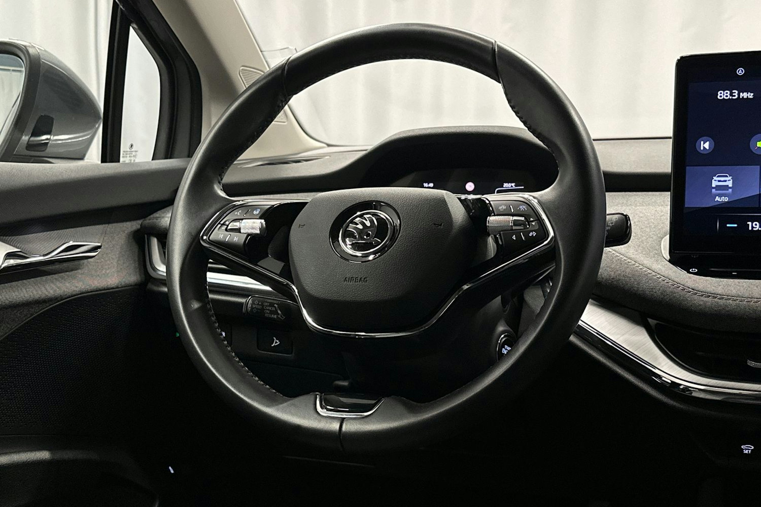 harmaa Skoda Enyaq 2022 kuva 14.