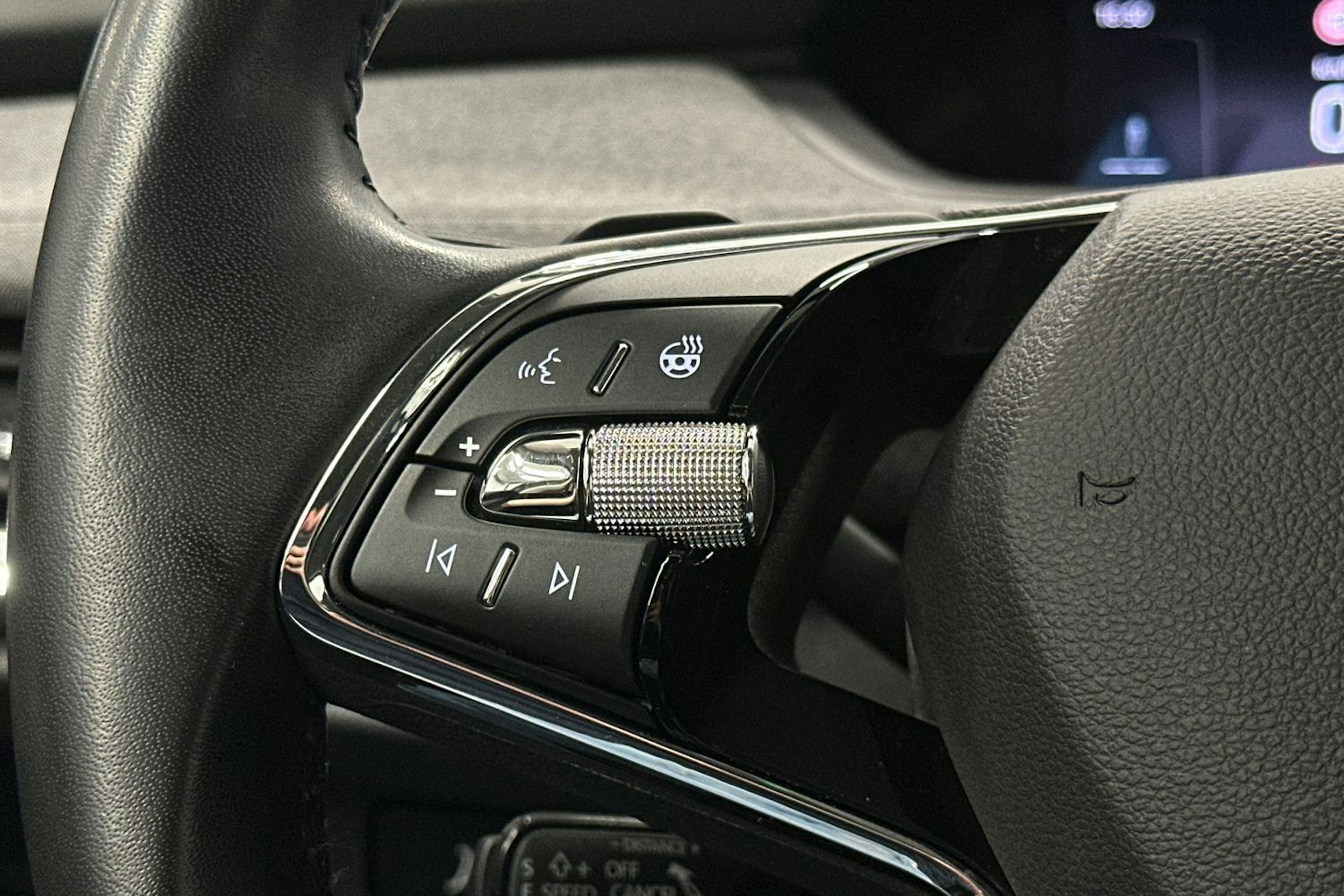 harmaa Skoda Enyaq 2022 kuva 16.
