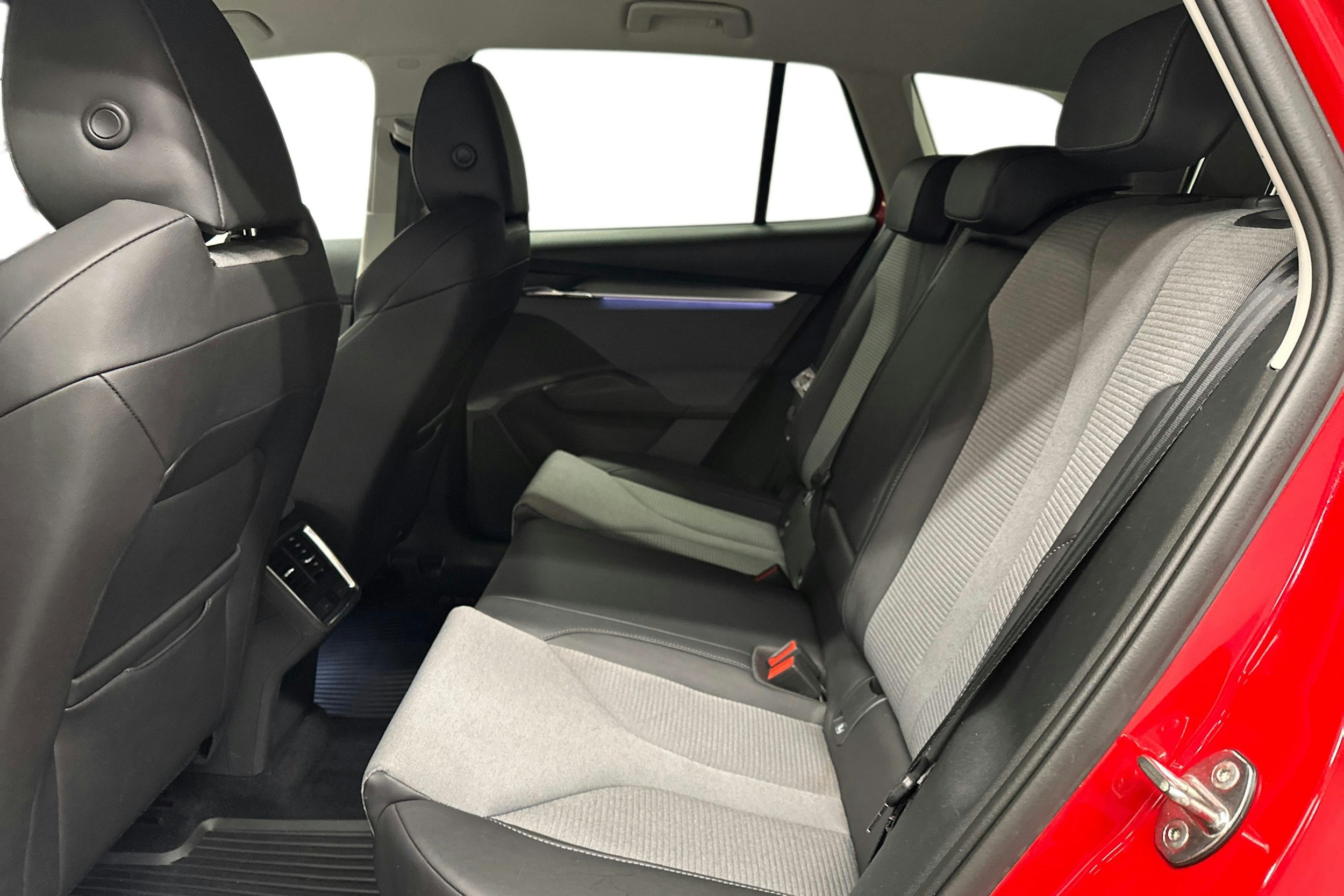 punainen Skoda Enyaq 2022 kuva 10.