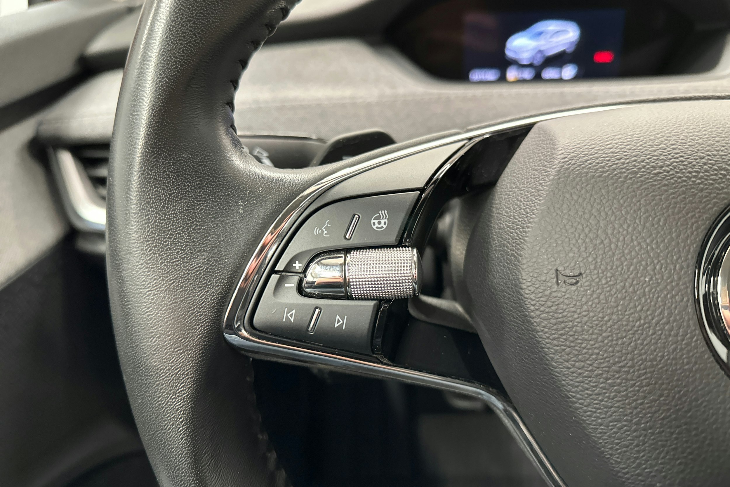 punainen Skoda Enyaq 2022 kuva 14.