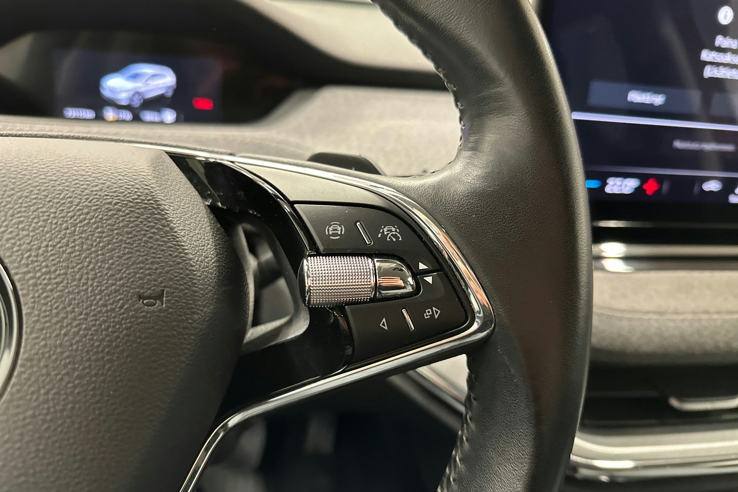 punainen Skoda Enyaq 2022 kuva 15.