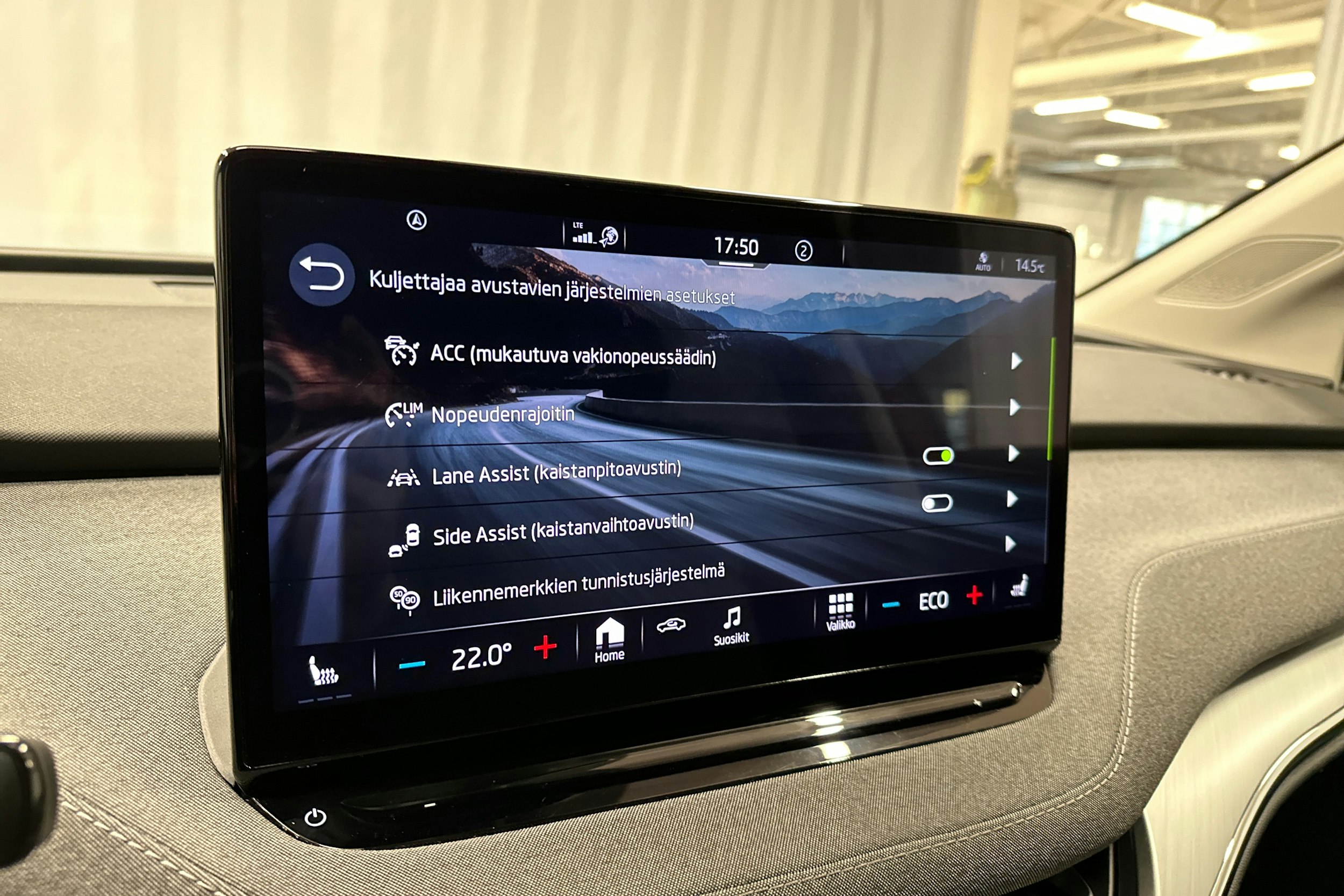 punainen Skoda Enyaq 2022 kuva 21.