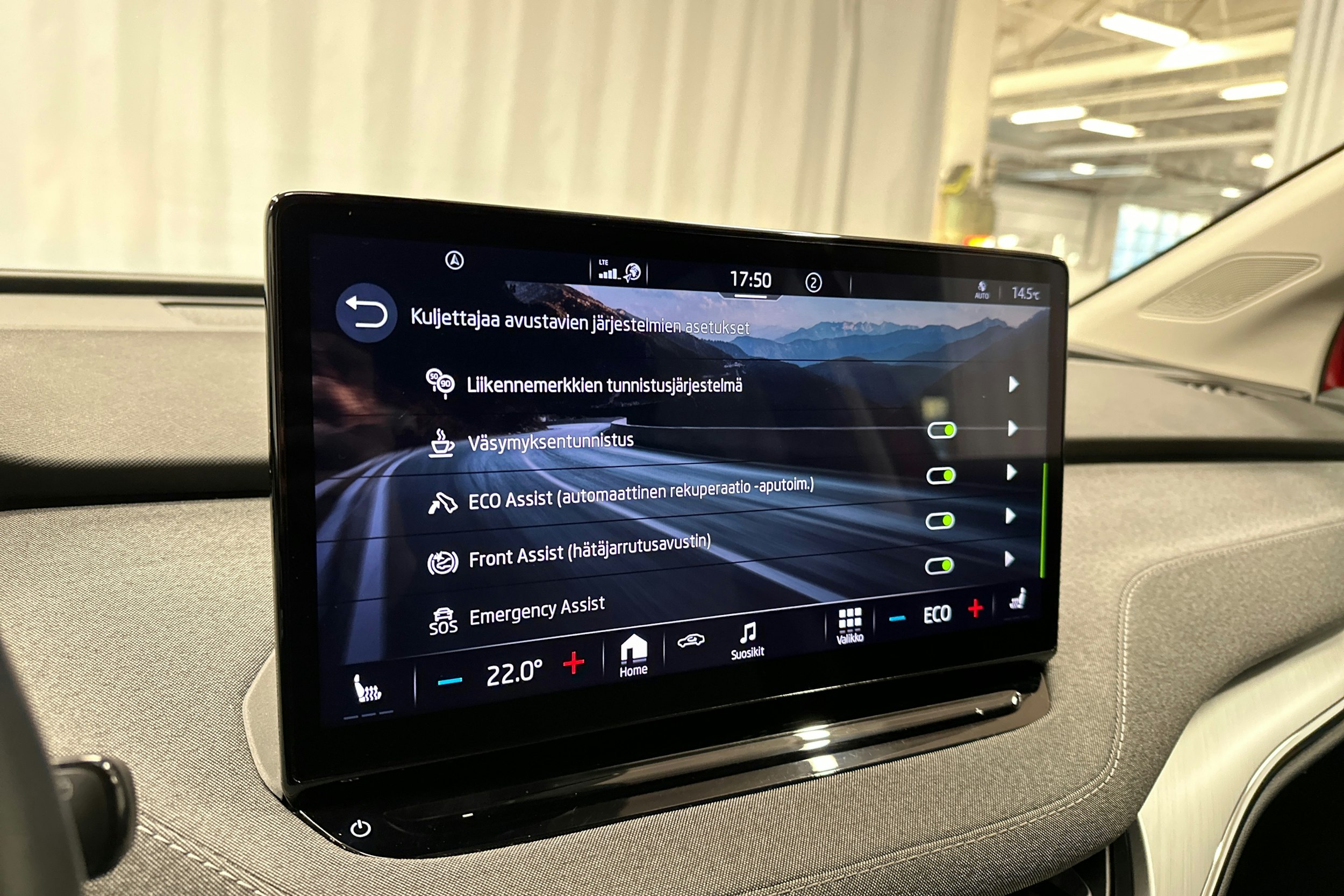 punainen Skoda Enyaq 2022 kuva 22.
