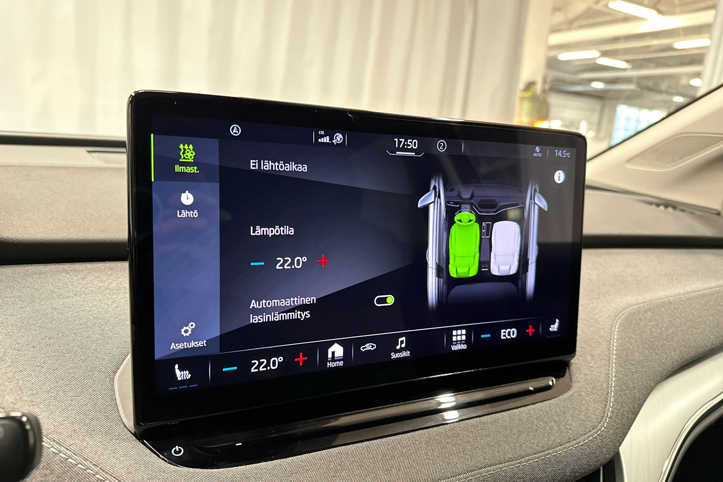 punainen Skoda Enyaq 2022 kuva 23.