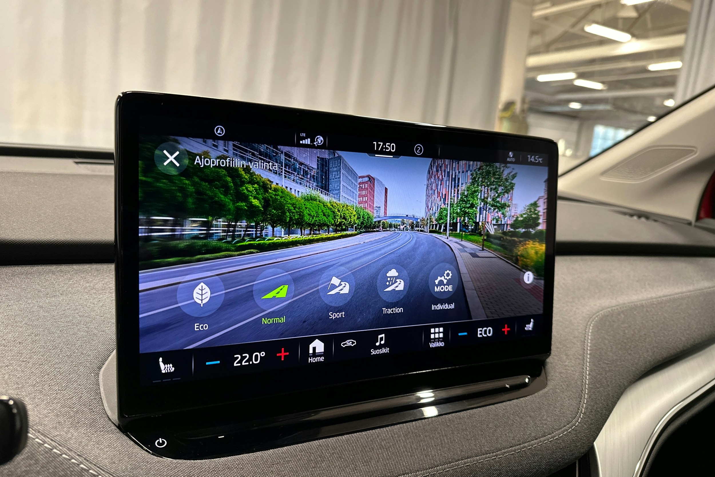 punainen Skoda Enyaq 2022 kuva 24.