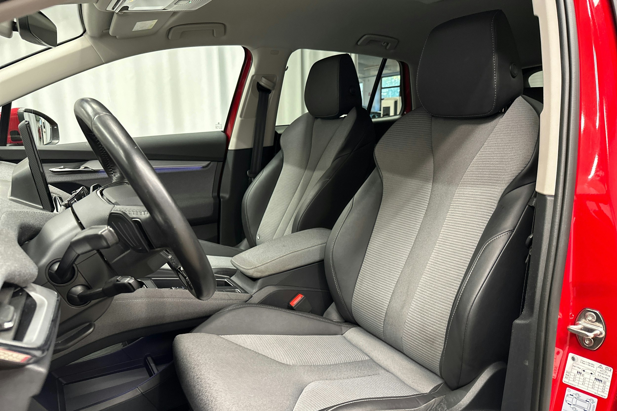 punainen Skoda Enyaq 2022 kuva 27.