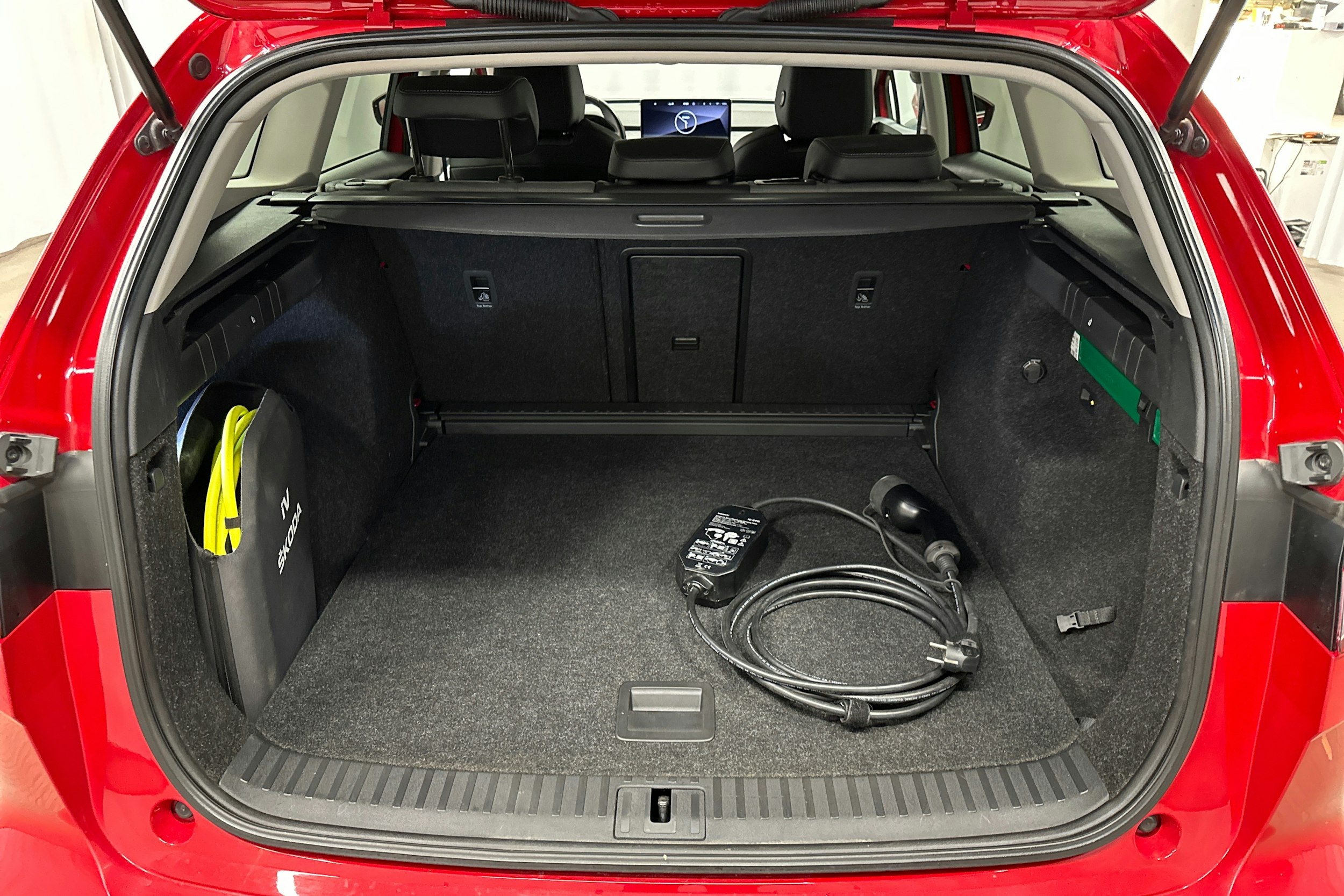 punainen Skoda Enyaq 2022 kuva 29.