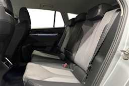 harmaa Skoda Enyaq 2022 kuva 10.