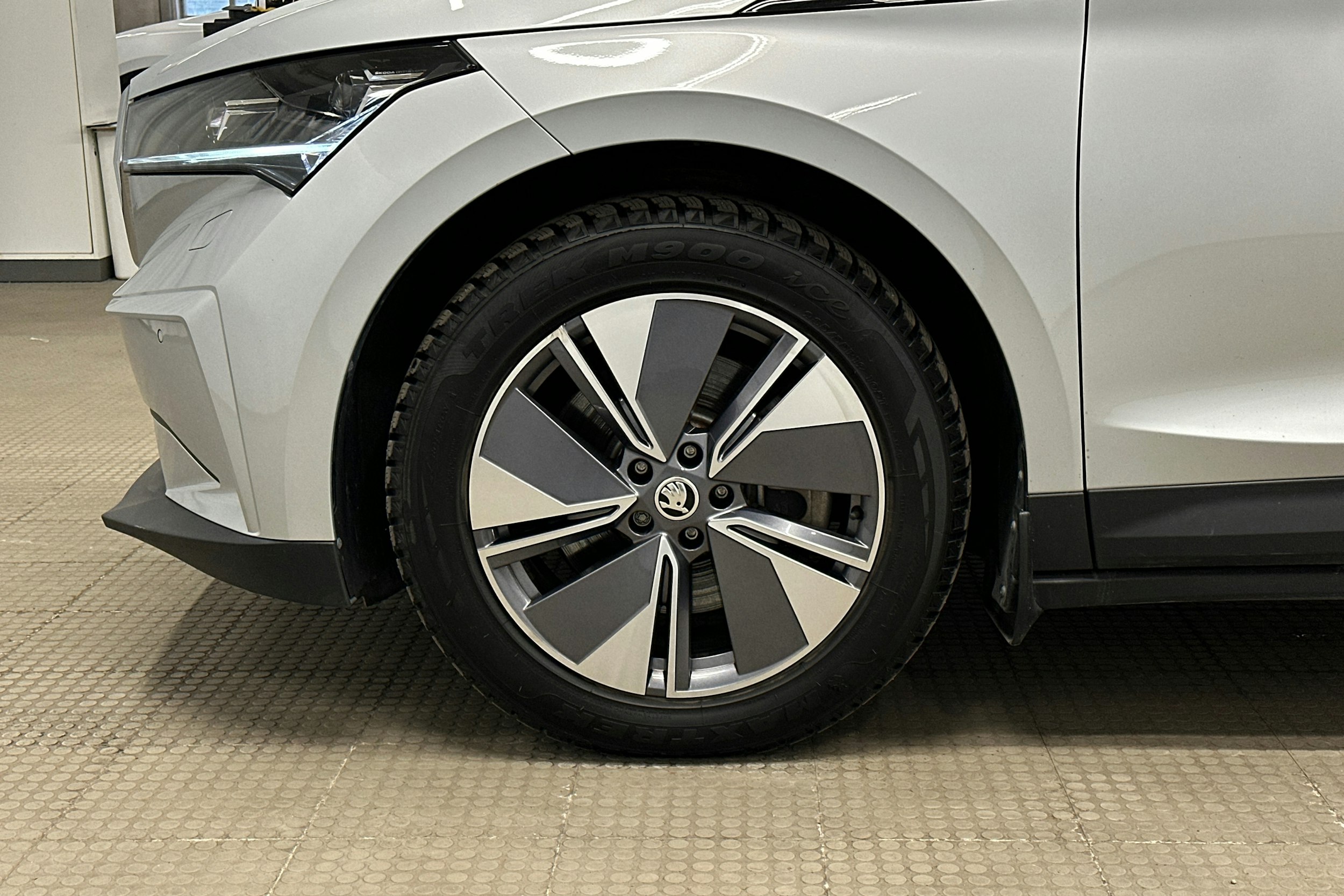 harmaa Skoda Enyaq 2022 kuva 11.